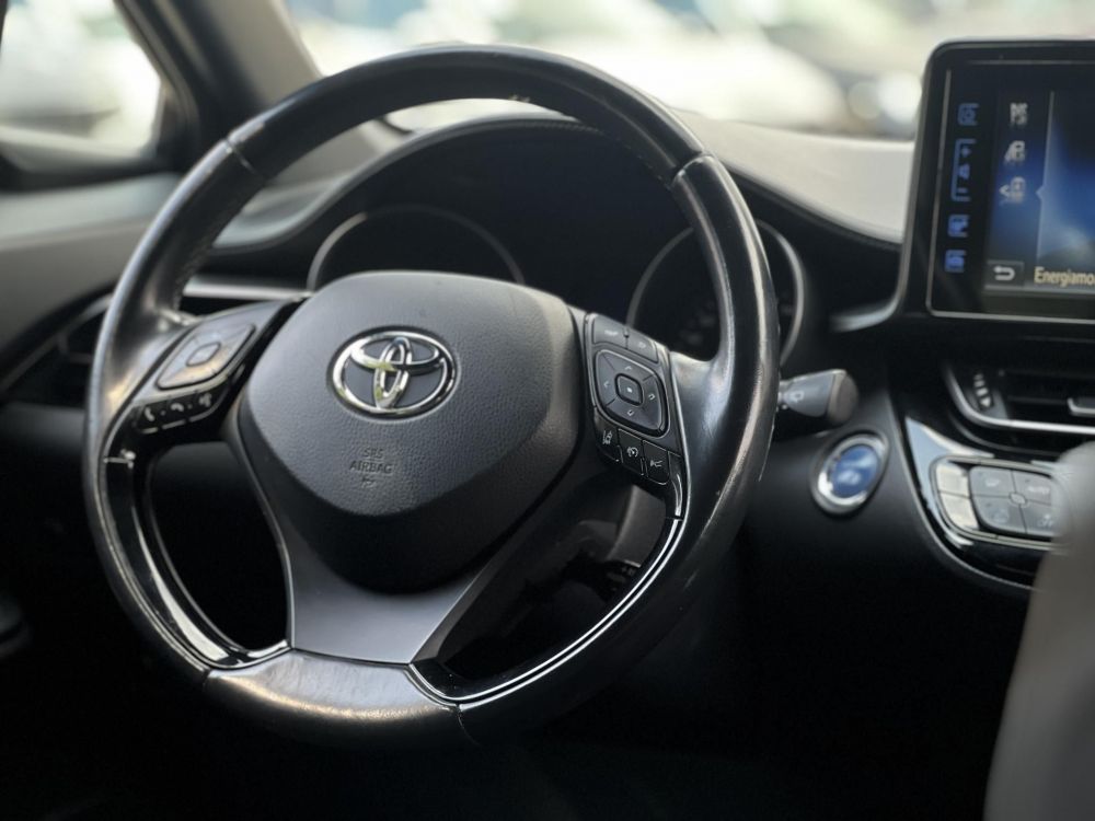 TOYOTA C-HR 1.8 Hybrid Dynamic e-CVT 104e km. LED. sávtartó. tempomat. kamera. márkaszervizelt előélet!