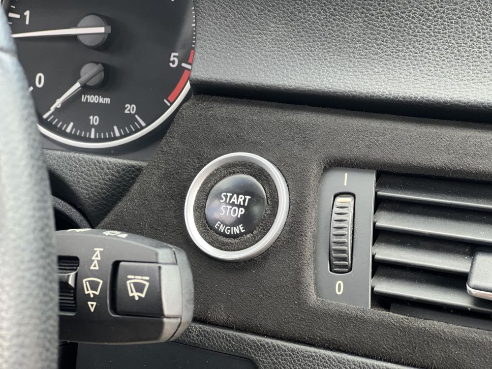 BMW 320d xDrive Touring (Automata) Bordó bőr belső.153e km. M.o.-i. panoráma tető ülésfűtés frissen szervizelt!