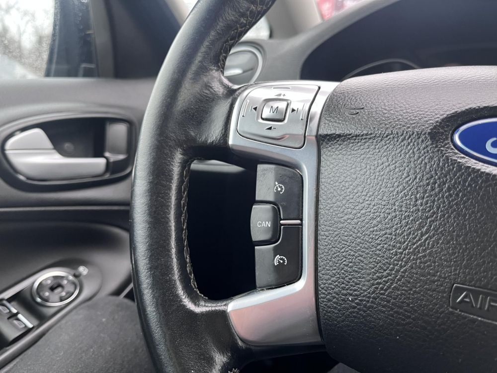 FORD S-MAX 2.0 TDCi Business Powershift Tempomat. fűthető ülések. navigáció. téli-nyári kerékszett