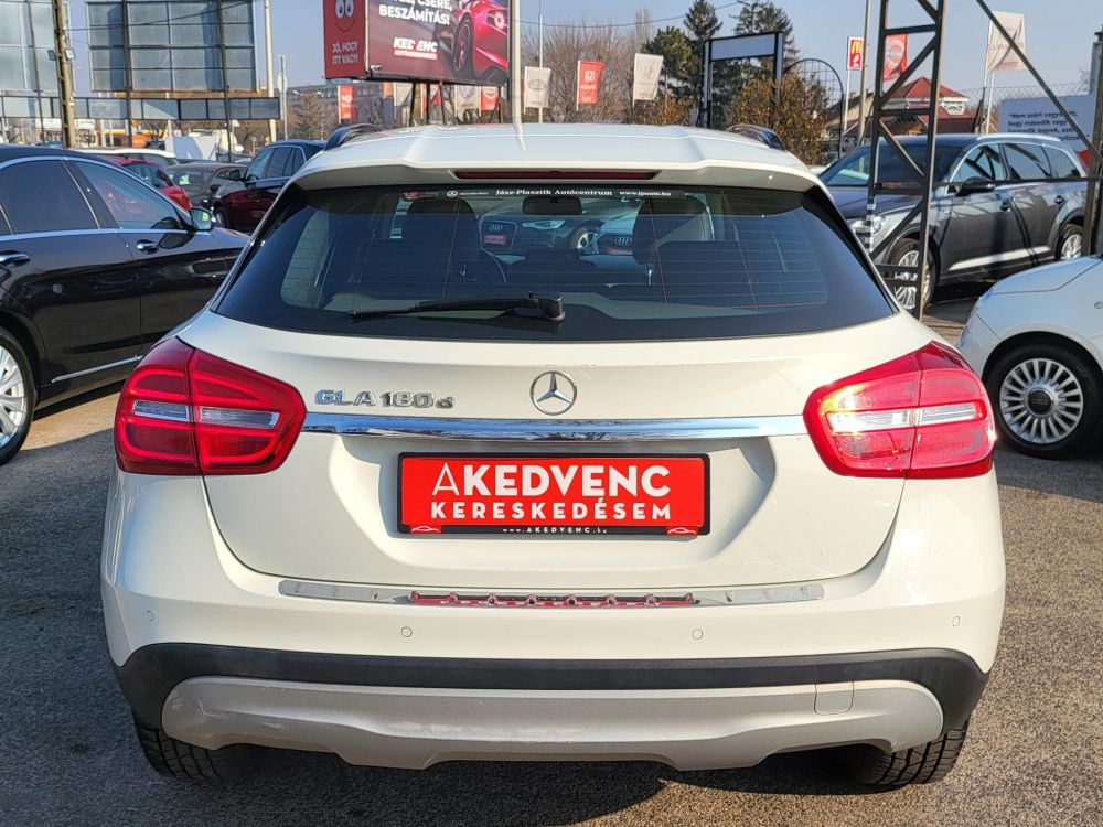MERCEDES-BENZ GLA 180 d Style 7G-DCT M.o.-i. Bi-xenon Tempomat PDC Ülésfűtés Megkímélt! Szervizelt!