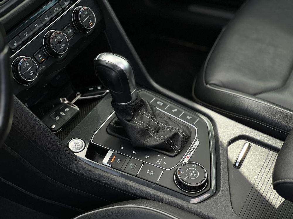 VOLKSWAGEN TIGUAN 2.0 TDI BMT SCR Highline 4Motion DSG R-line. dynaudio. panoráma tető. virtual cockpit. vezetett szervizkönyv!