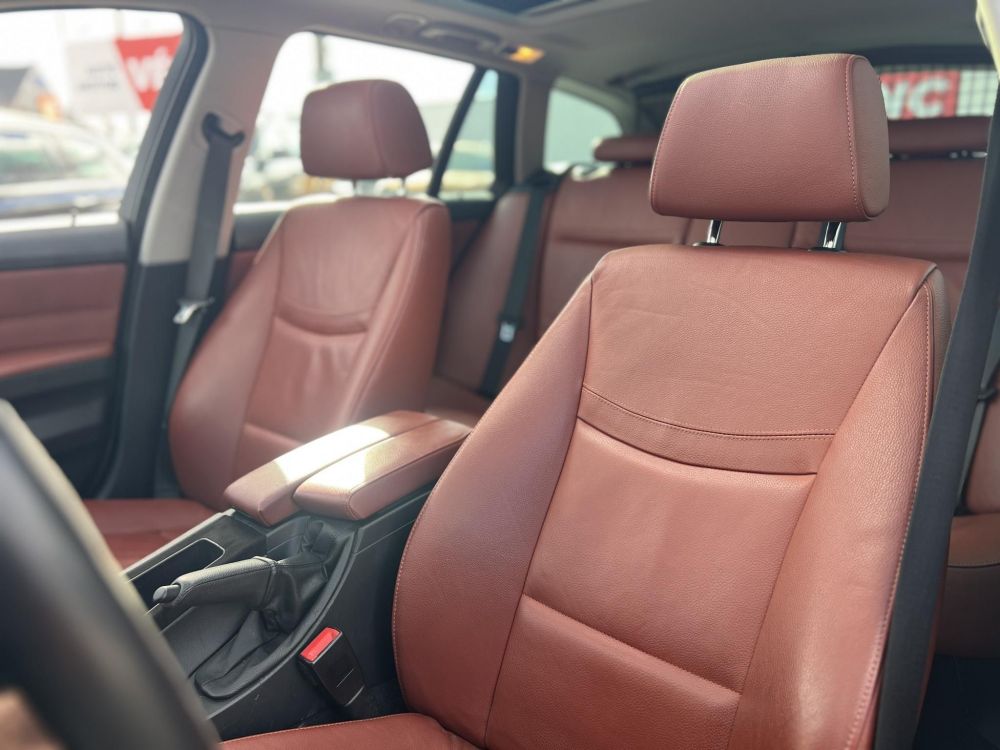 BMW 320d xDrive Touring (Automata) Bordó bőr belső.153e km. M.o.-i. panoráma tető ülésfűtés frissen szervizelt!