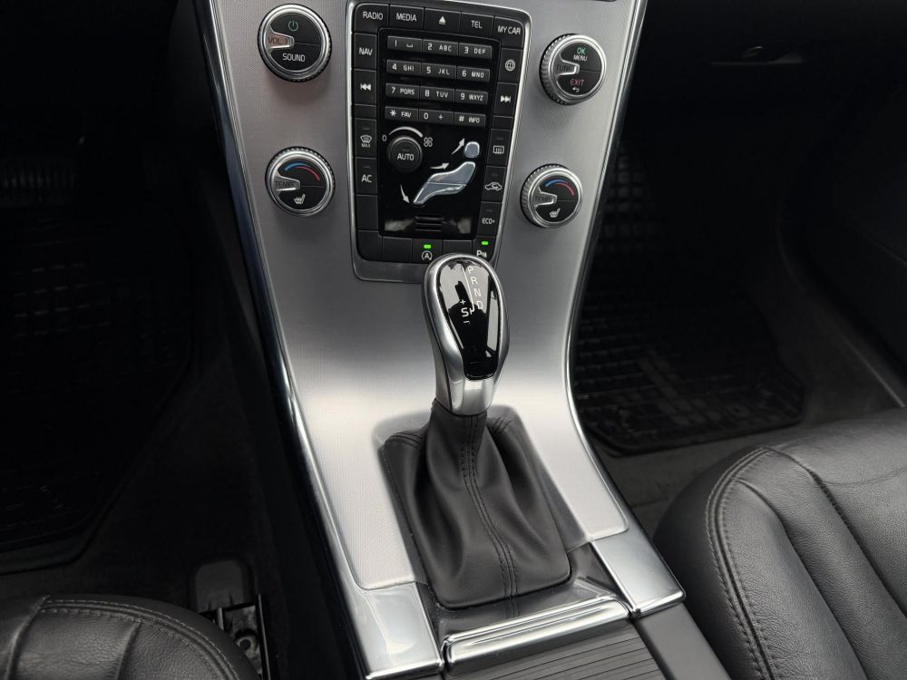 VOLVO XC60 2.0 D [D4] Momentum Geartronic FWD 155e km. Magyarországi Navi Memória Tempomat Ülésfűtés PDC Bluetooth