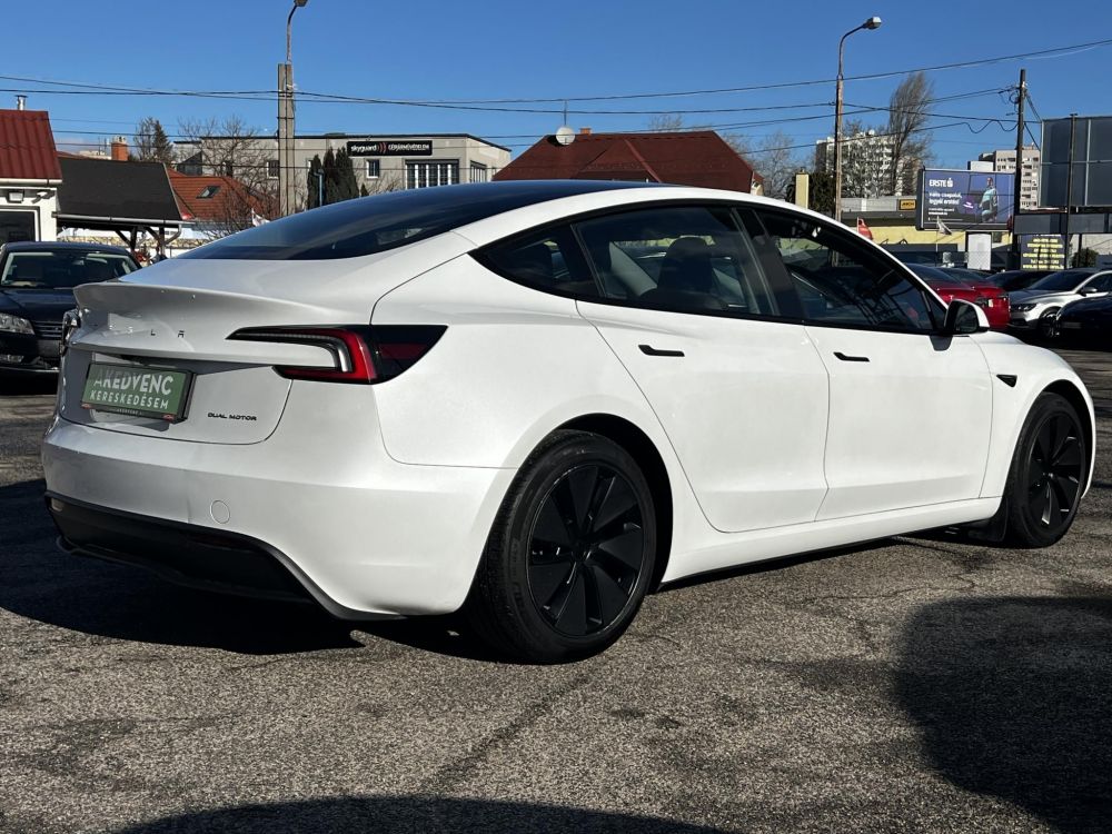 TESLA MODEL 3 Long Range AWD (Automata) HIGHLAND. TÉLI-NYÁRI SZETT GYÁRI ALUFELNIVEL