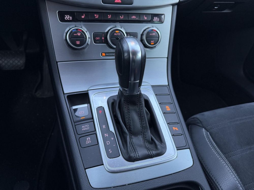 VOLKSWAGEN CC 2.0 CR TDI BMT DSG [5 személy] Xenon Tempomat Ülésfűtés PDC Navi Bluetooth 2 gyári kulcs!