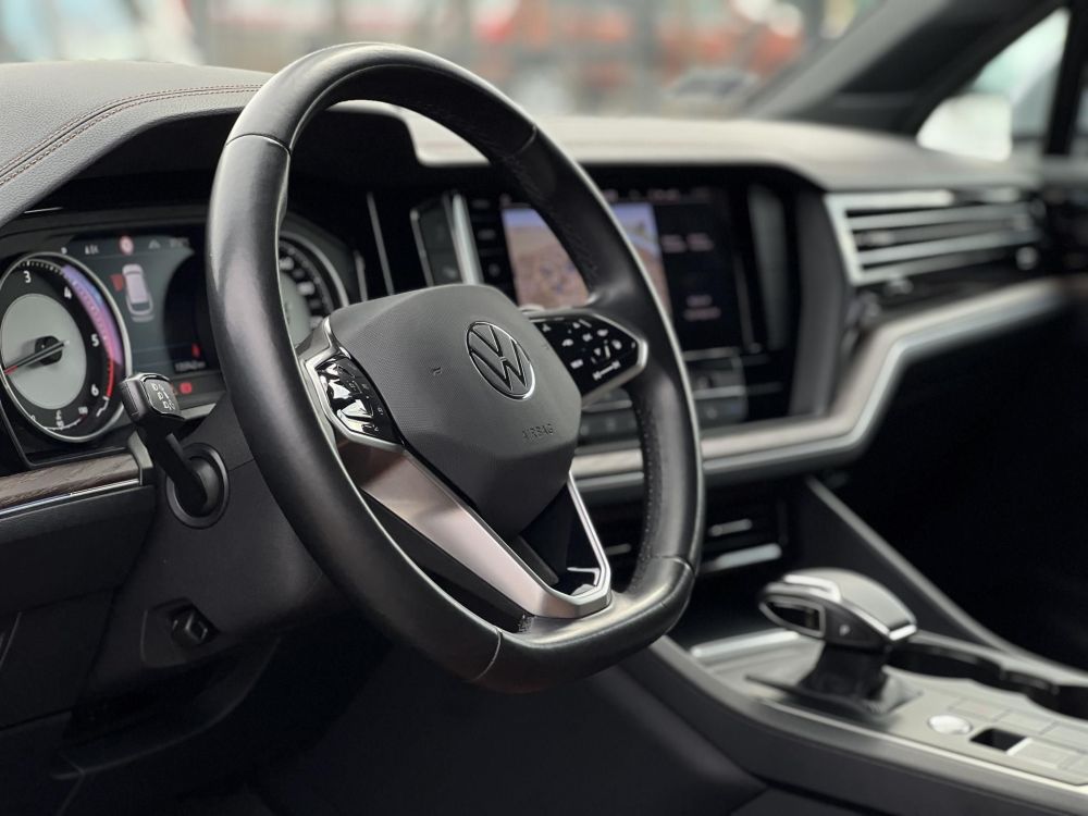 VOLKSWAGEN TOUAREG 3.0 V6 TDI Atmosphere Tiptronic ic 135e km. M.o.-i. magasan felszerelt. márkaszervizelt előélet!