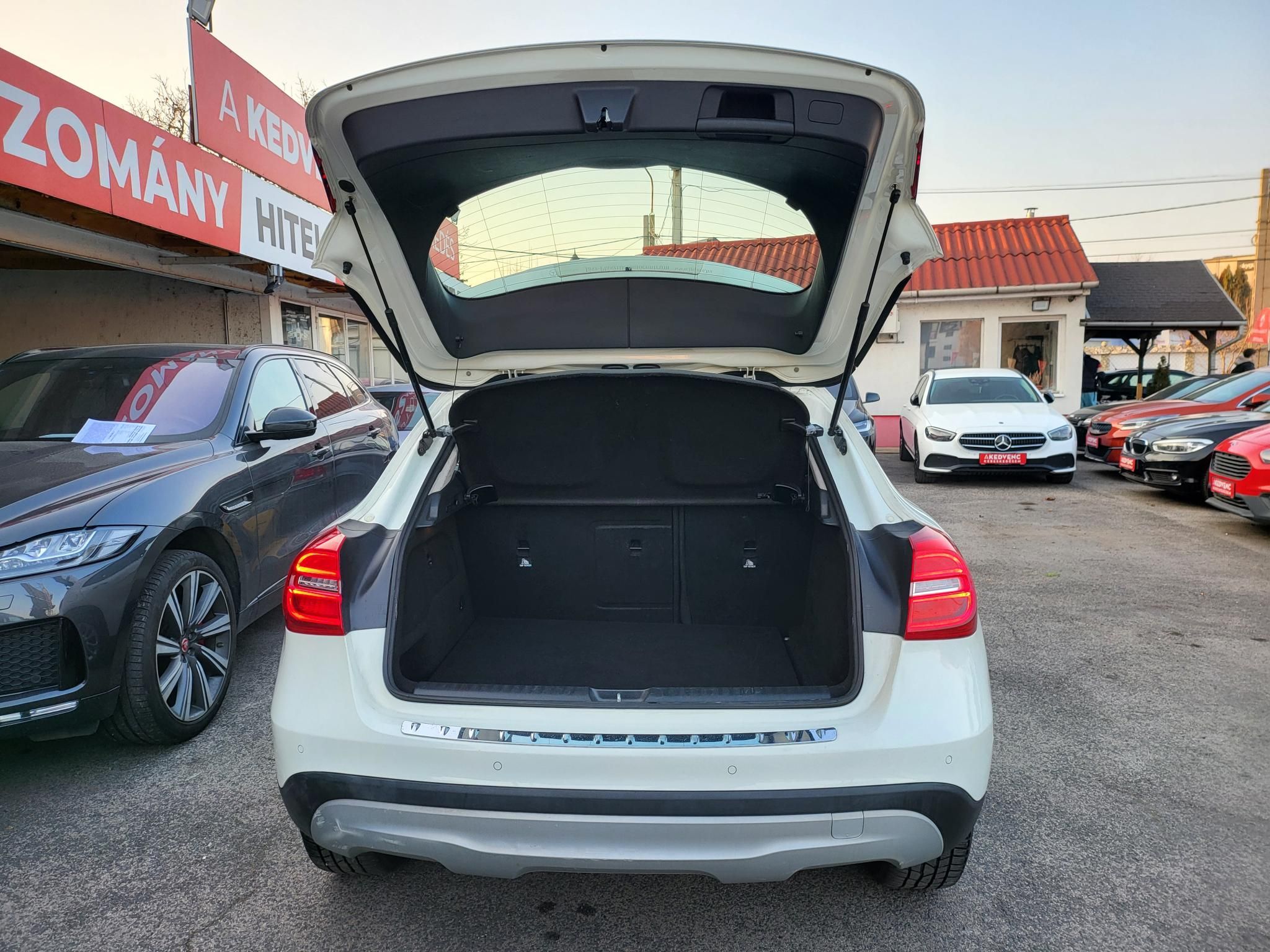 MERCEDES-BENZ GLA 180 d Style 7G-DCT M.o.-i. Bi-xenon Tempomat PDC Ülésfűtés Megkímélt! Szervizelt!