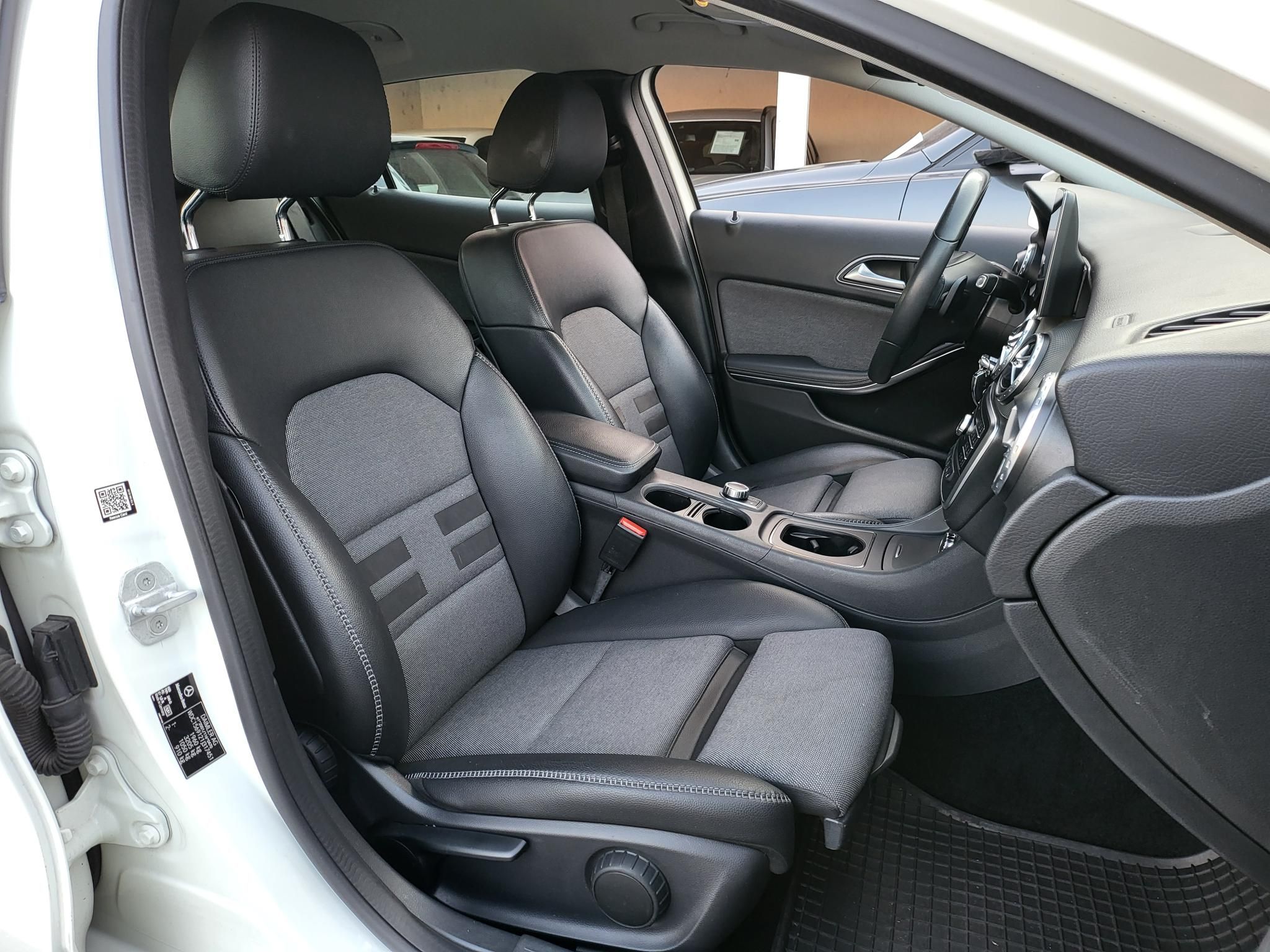 MERCEDES-BENZ GLA 180 d Style 7G-DCT M.o.-i. Bi-xenon Tempomat PDC Ülésfűtés Megkímélt! Szervizelt!