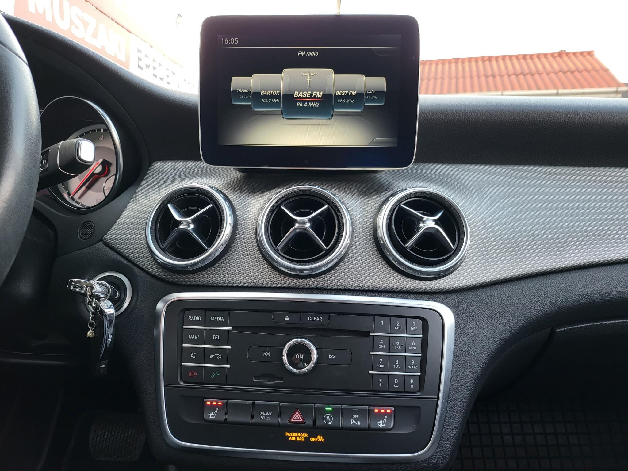 MERCEDES-BENZ GLA 180 d Style 7G-DCT M.o.-i. Bi-xenon Tempomat PDC Ülésfűtés Megkímélt! Szervizelt!