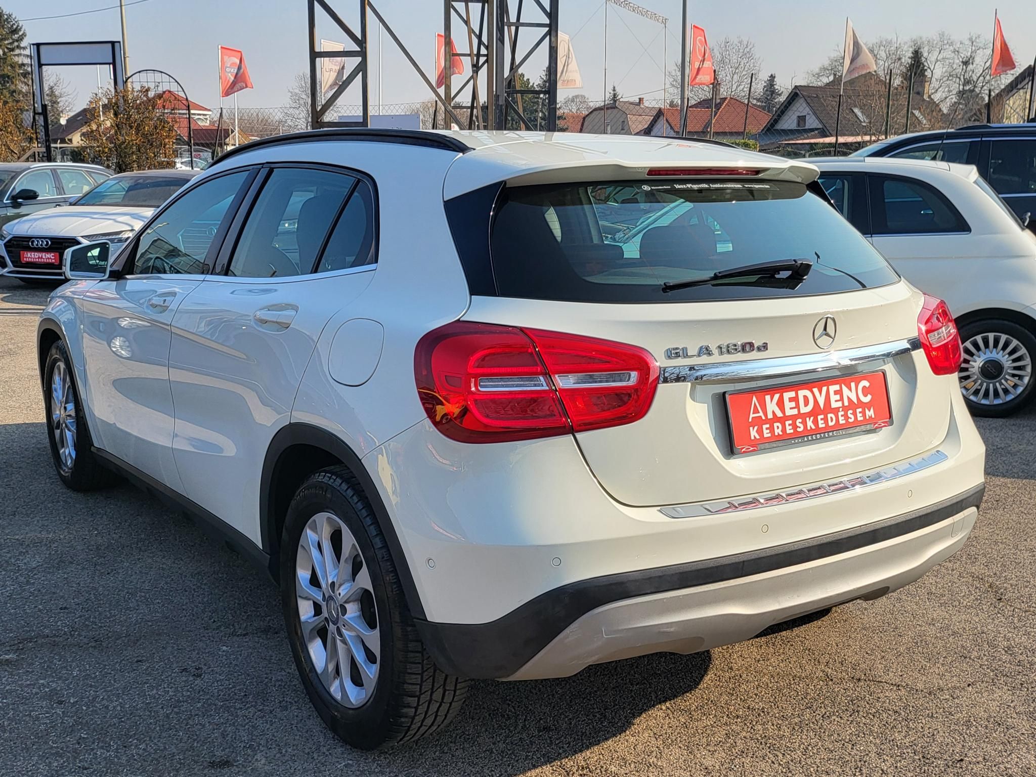 MERCEDES-BENZ GLA 180 d Style 7G-DCT M.o.-i. Bi-xenon Tempomat PDC Ülésfűtés Megkímélt! Szervizelt!