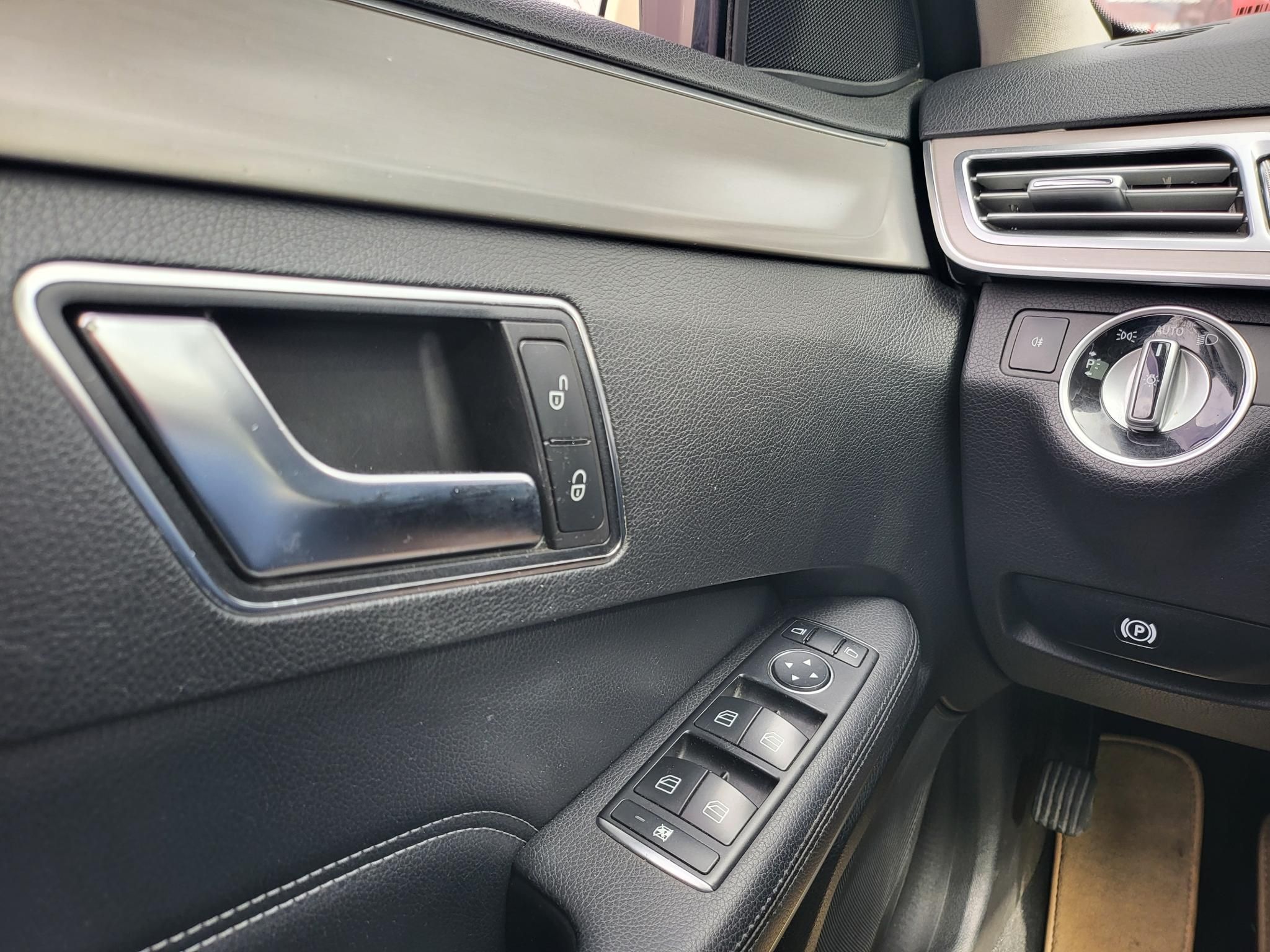 MERCEDES-BENZ E-OSZTÁLY E 200 Avantgarde (Automata) Napfénytető Ülésfűtés F1 váltó Bőr belső Ex taxi A LEGJOBB ÁRON!