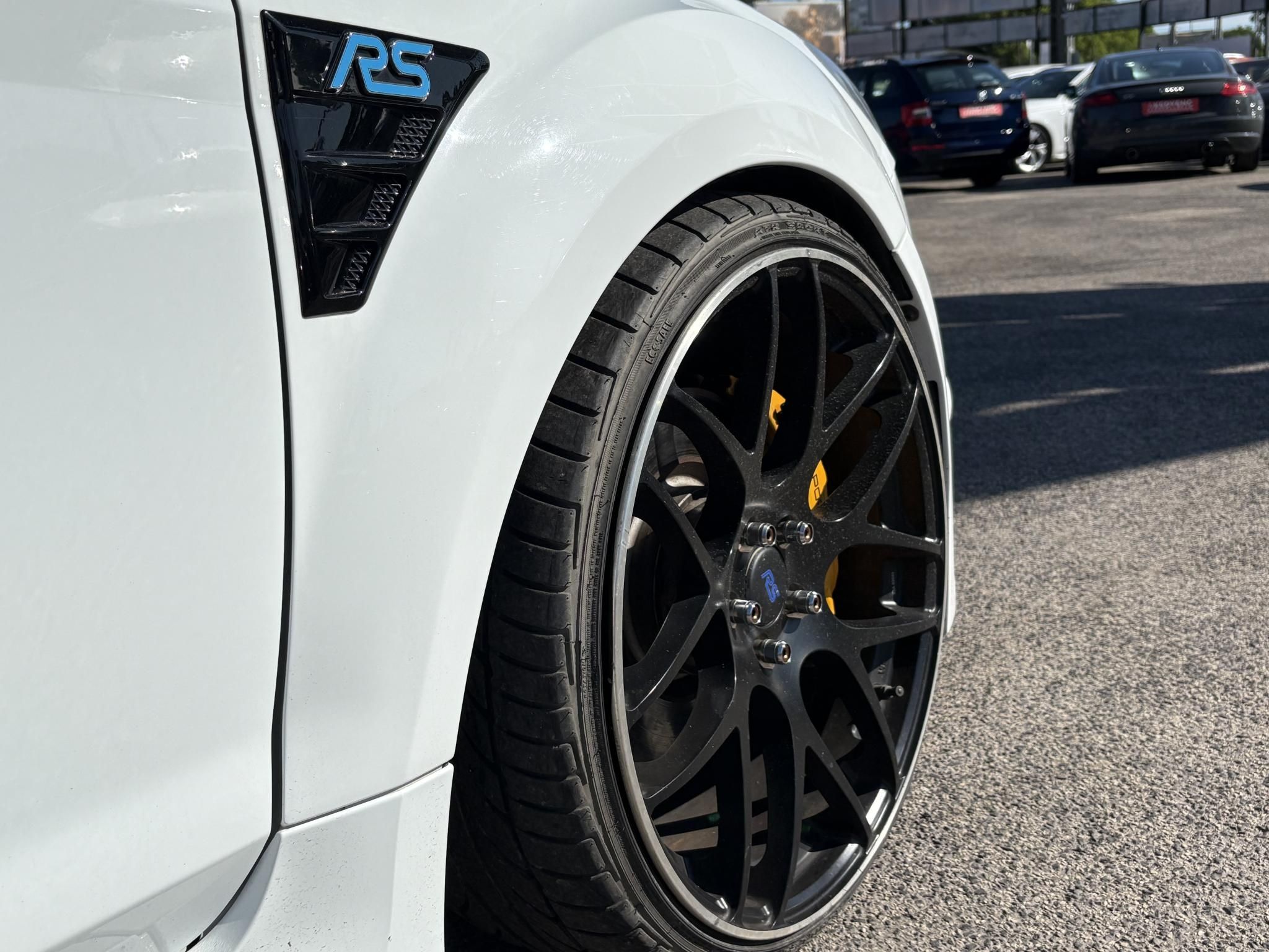 FORD FOCUS RS 2.5 T Értékes kiegészítőkkel