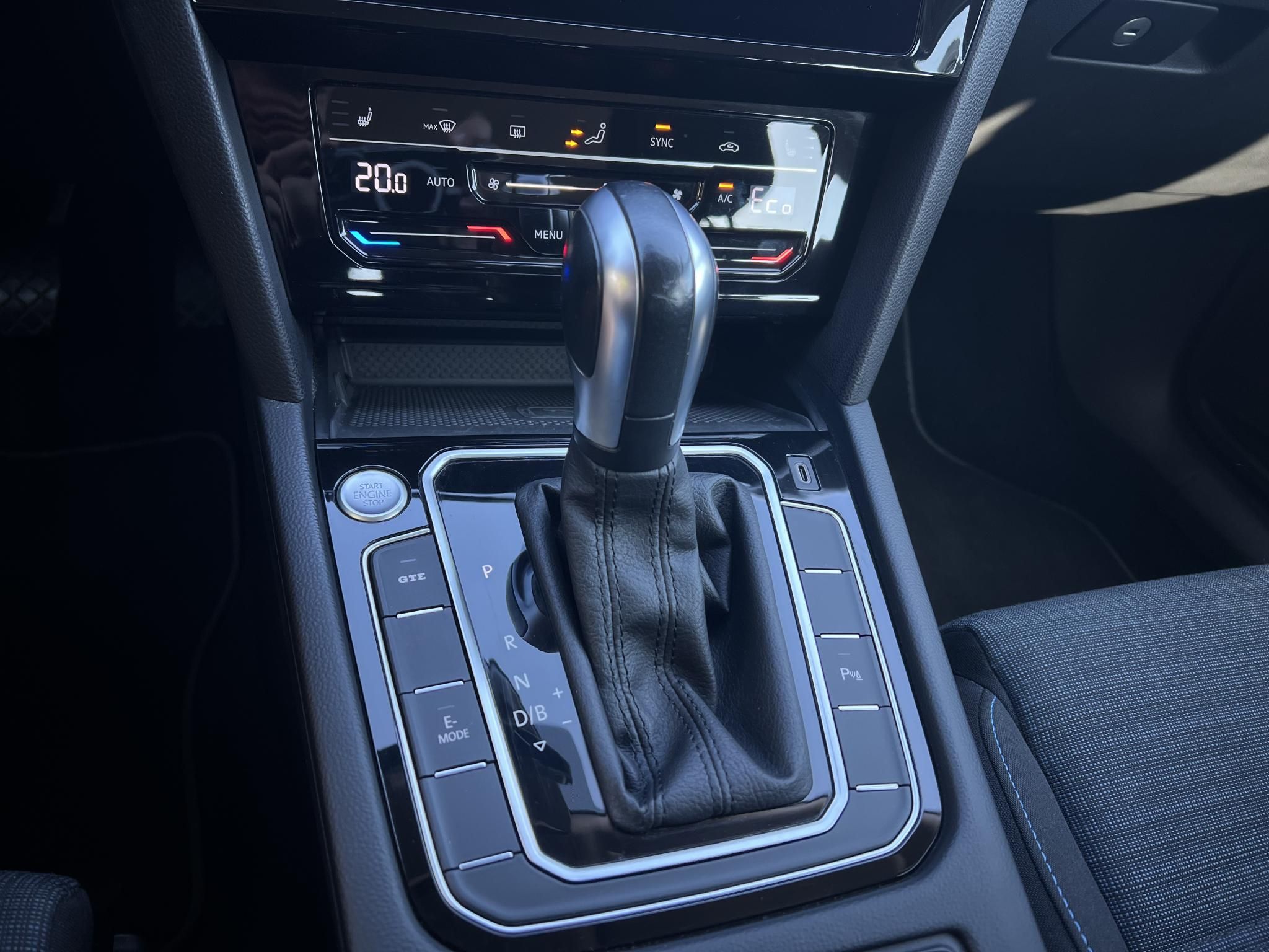 VOLKSWAGEN PASSAT VIII Variant 1.4 TSI GTE Plug-In-Hybrid DSG 97e km. LED Távtartó Carplay Ülésfűtés Kamera 2 töltőkábel!