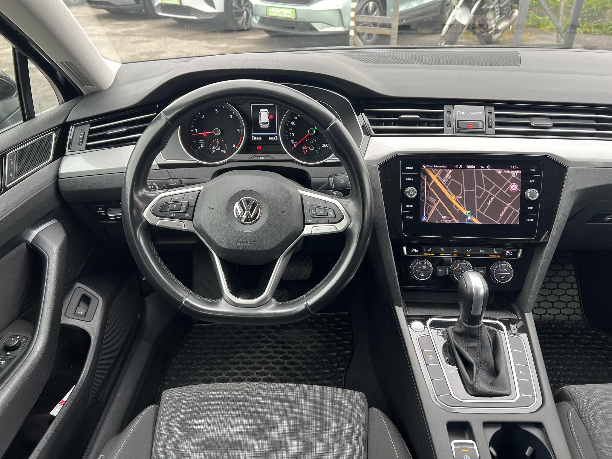 VOLKSWAGEN PASSAT VIII Variant 2.0 TDI SCR Business DSG Végig márkaszervizelt. LED Távtartó Ülésfűtés Navi Bluetooth MEGKÍMÉLT állapot!