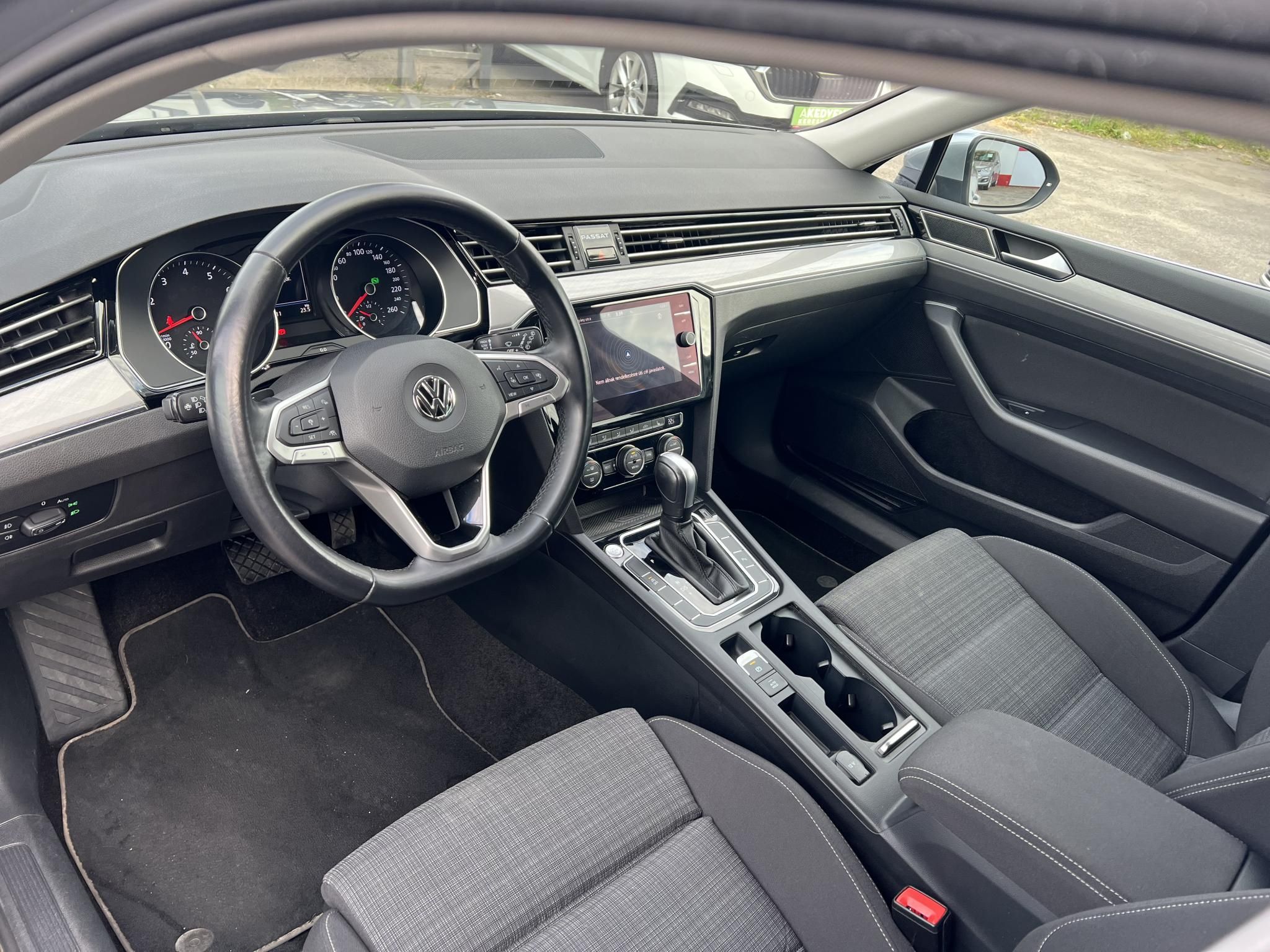 VOLKSWAGEN PASSAT VIII Variant 1.5 TSI ACT Business DSG 109e km. LED Távtartó Kamera Navi Ülésfűtés Bluetooth Téli-nyári kerék!
