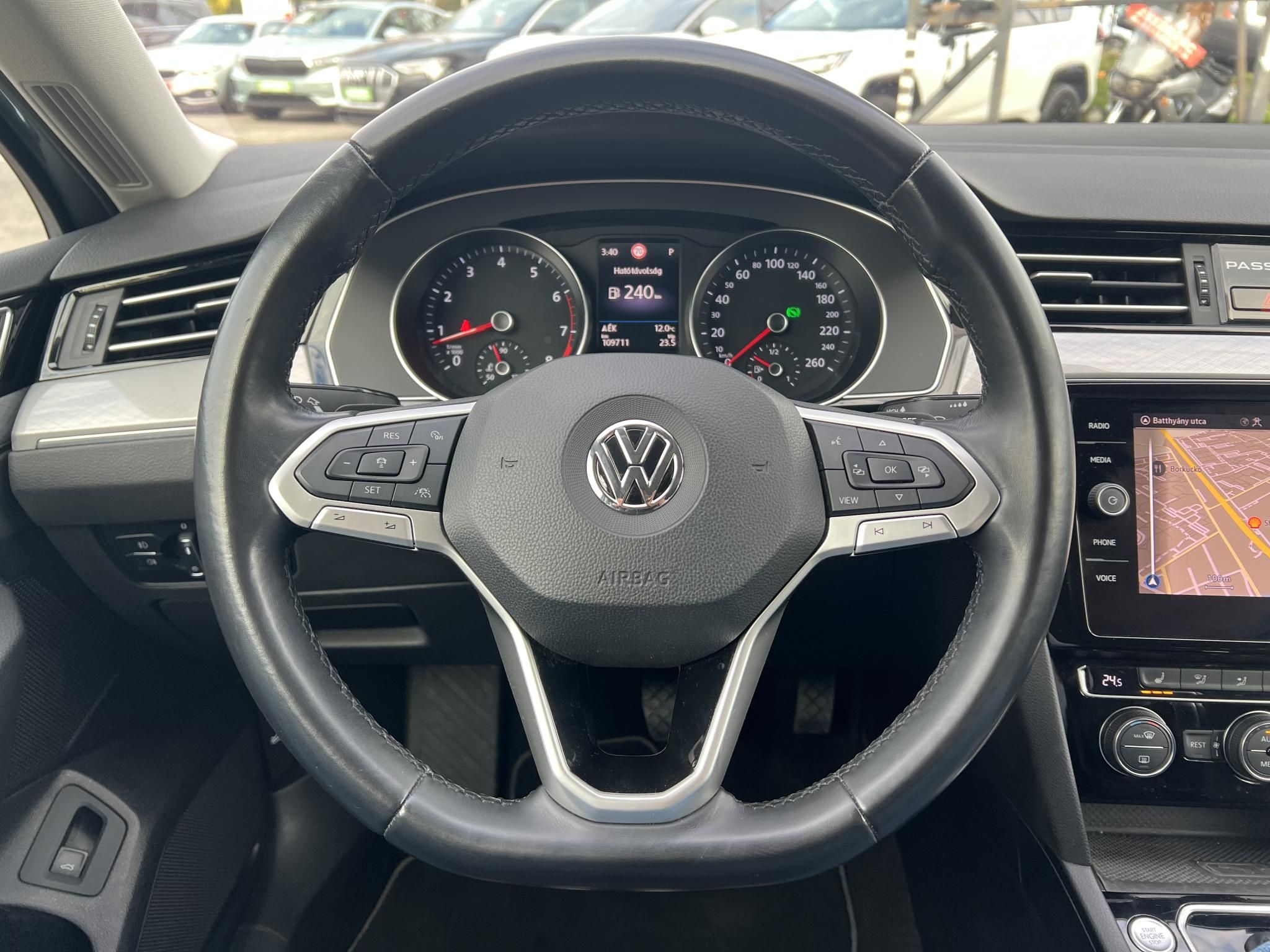 VOLKSWAGEN PASSAT VIII Variant 1.5 TSI ACT Business DSG 109e km. LED Távtartó Kamera Navi Ülésfűtés Bluetooth Téli-nyári kerék!