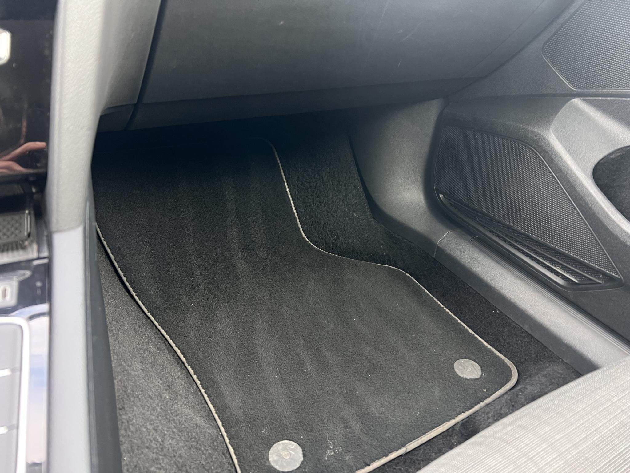 VOLKSWAGEN PASSAT VIII Variant 1.5 TSI ACT Business DSG 109e km. LED Távtartó Kamera Navi Ülésfűtés Bluetooth Téli-nyári kerék!