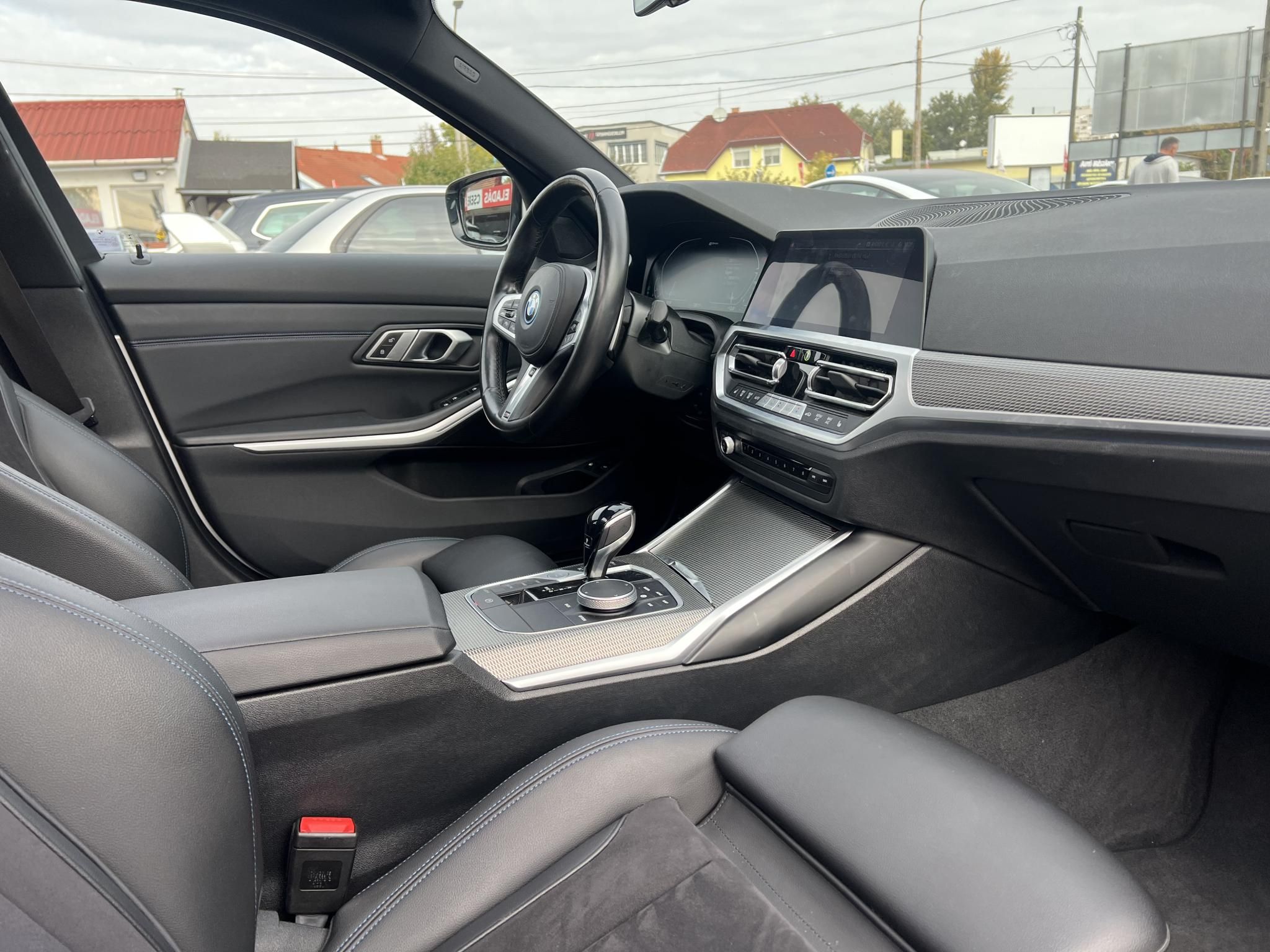 BMW 330e M Sport (Automata) Frissen szervizelt. LED Panorámatető ACC Holttér Keyless Sávtartó