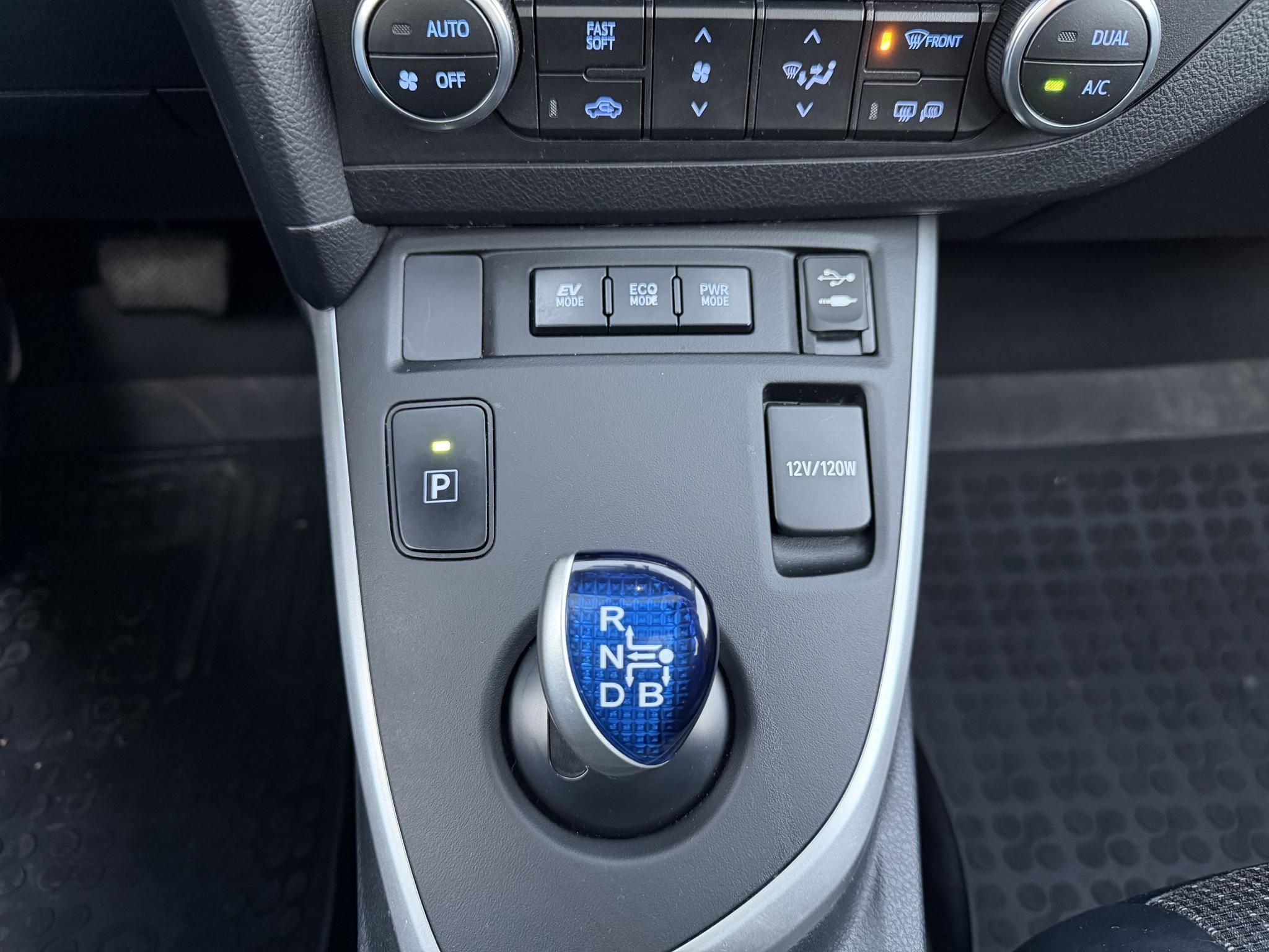 TOYOTA AURIS Touring Sports 1.8 HSD Executive Skyview (Automata) Panoráma Tempomat Ülésfűtés Kamera Keyless Navi