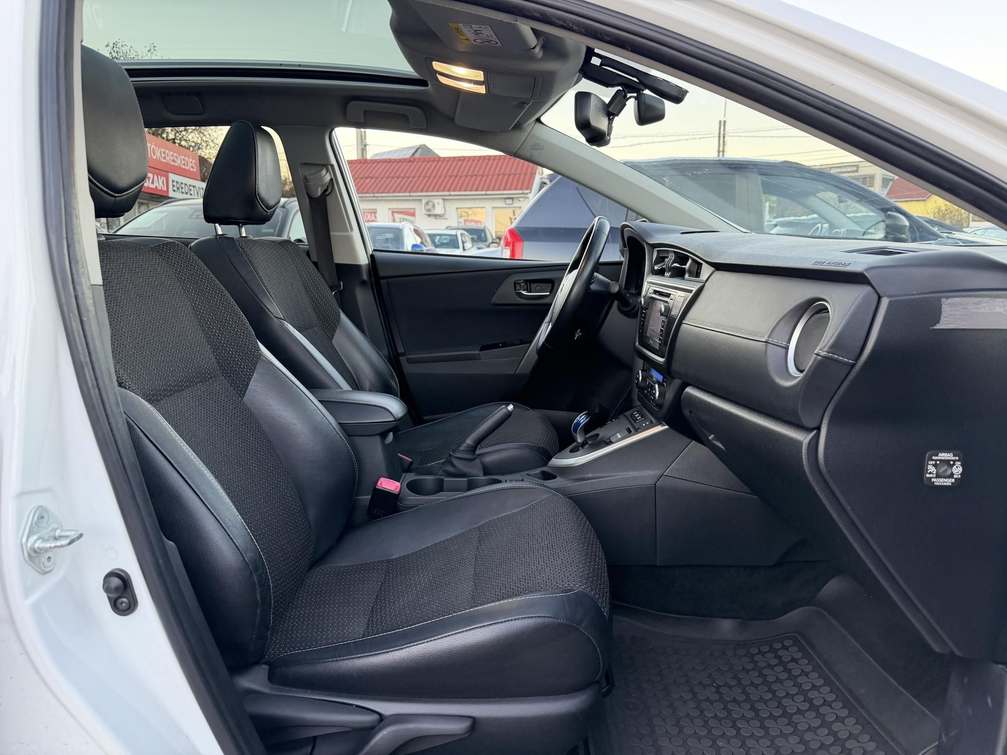 TOYOTA AURIS Touring Sports 1.8 HSD Executive Skyview (Automata) Panoráma Tempomat Ülésfűtés Kamera Keyless Navi