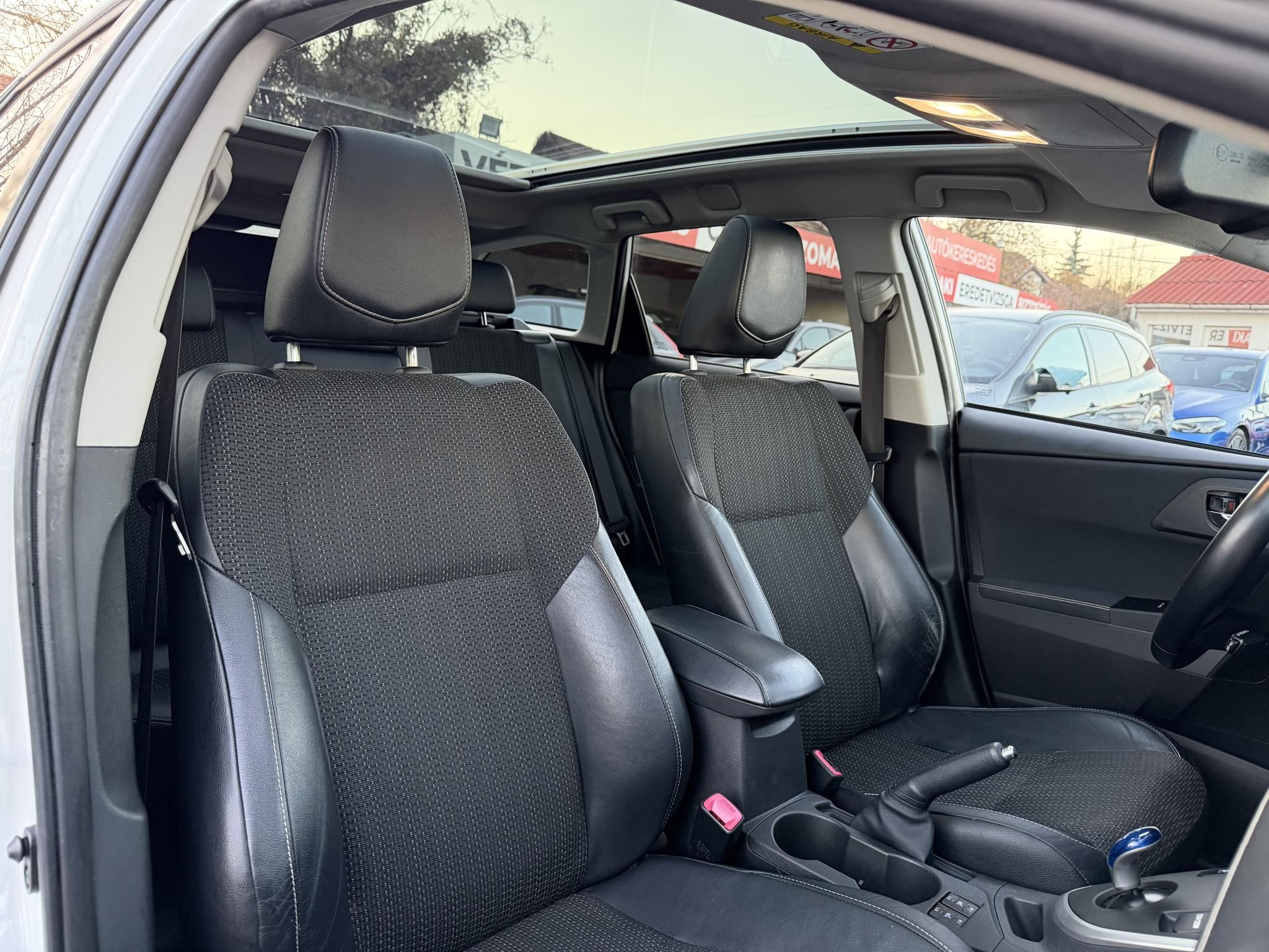 TOYOTA AURIS Touring Sports 1.8 HSD Executive Skyview (Automata) Panoráma Tempomat Ülésfűtés Kamera Keyless Navi