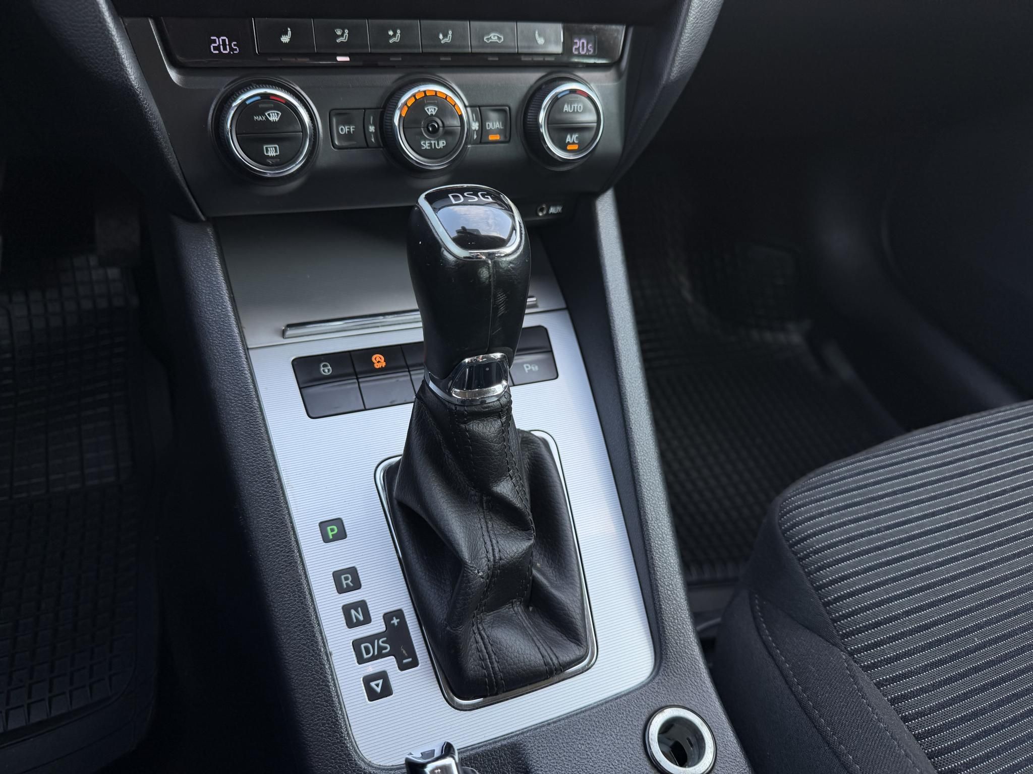 SKODA OCTAVIA 1.6 CR TDI Elegance DSG Magyarországi Xenon Tempomat Navi Ülésfűtés Digitklíma