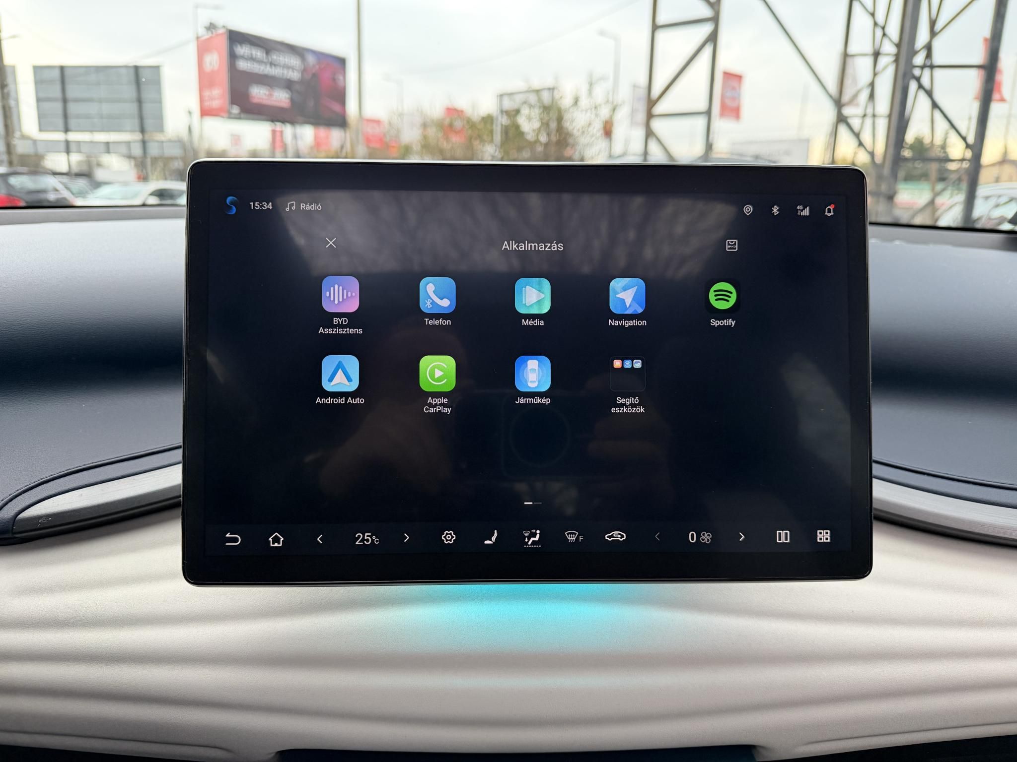 BYD ATTO 3 Design 60,4kWh LFP. M.o.-i. 1.tul. garanciális. panorámatető. világos belső!