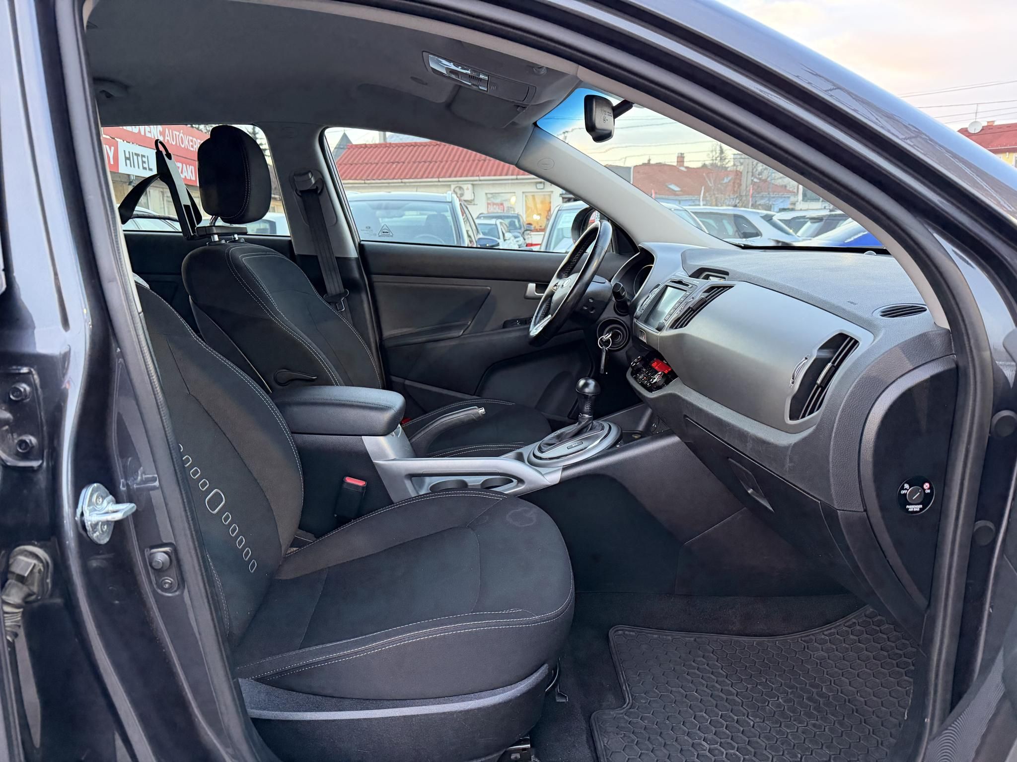 KIA SPORTAGE 2.0 CRDi LX 4x4 (Automata) Magasan felszerelt. Difizár. Téli-nyári gumi garnitúra!