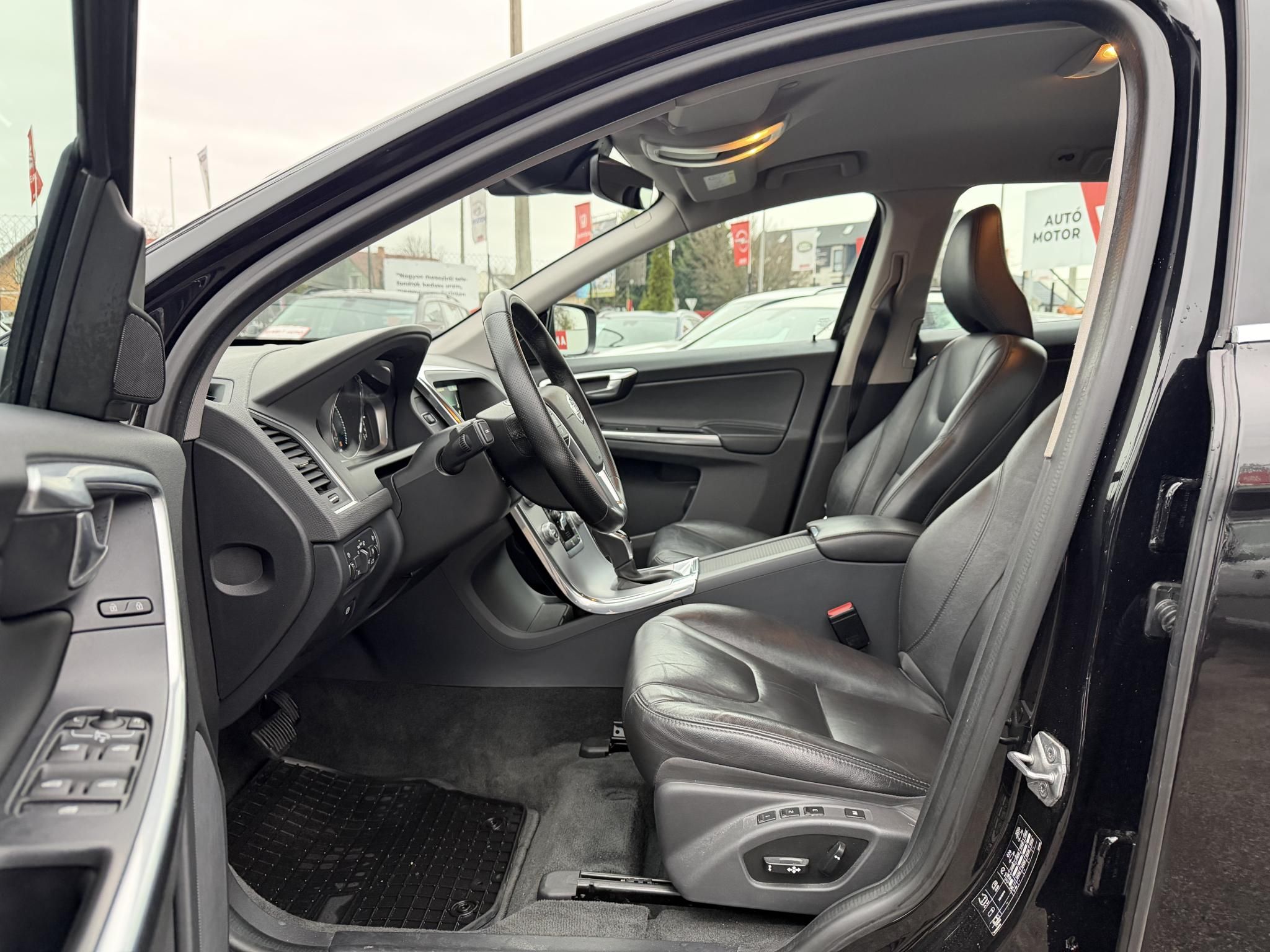 VOLVO XC60 2.0 D [D4] Momentum Geartronic FWD 155e km. Magyarországi Navi Memória Tempomat Ülésfűtés PDC Bluetooth