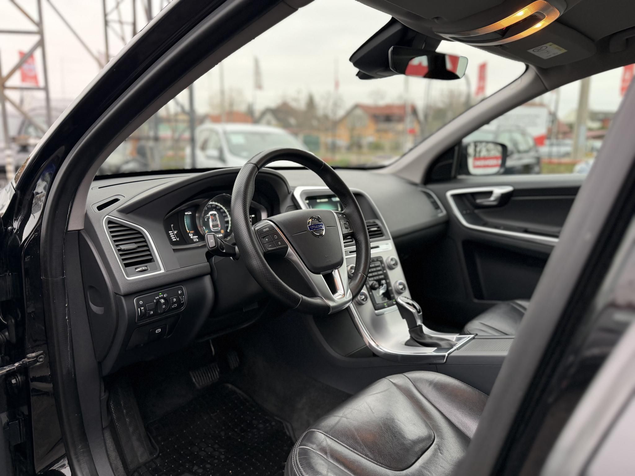 VOLVO XC60 2.0 D [D4] Momentum Geartronic FWD 155e km. Magyarországi Navi Memória Tempomat Ülésfűtés PDC Bluetooth