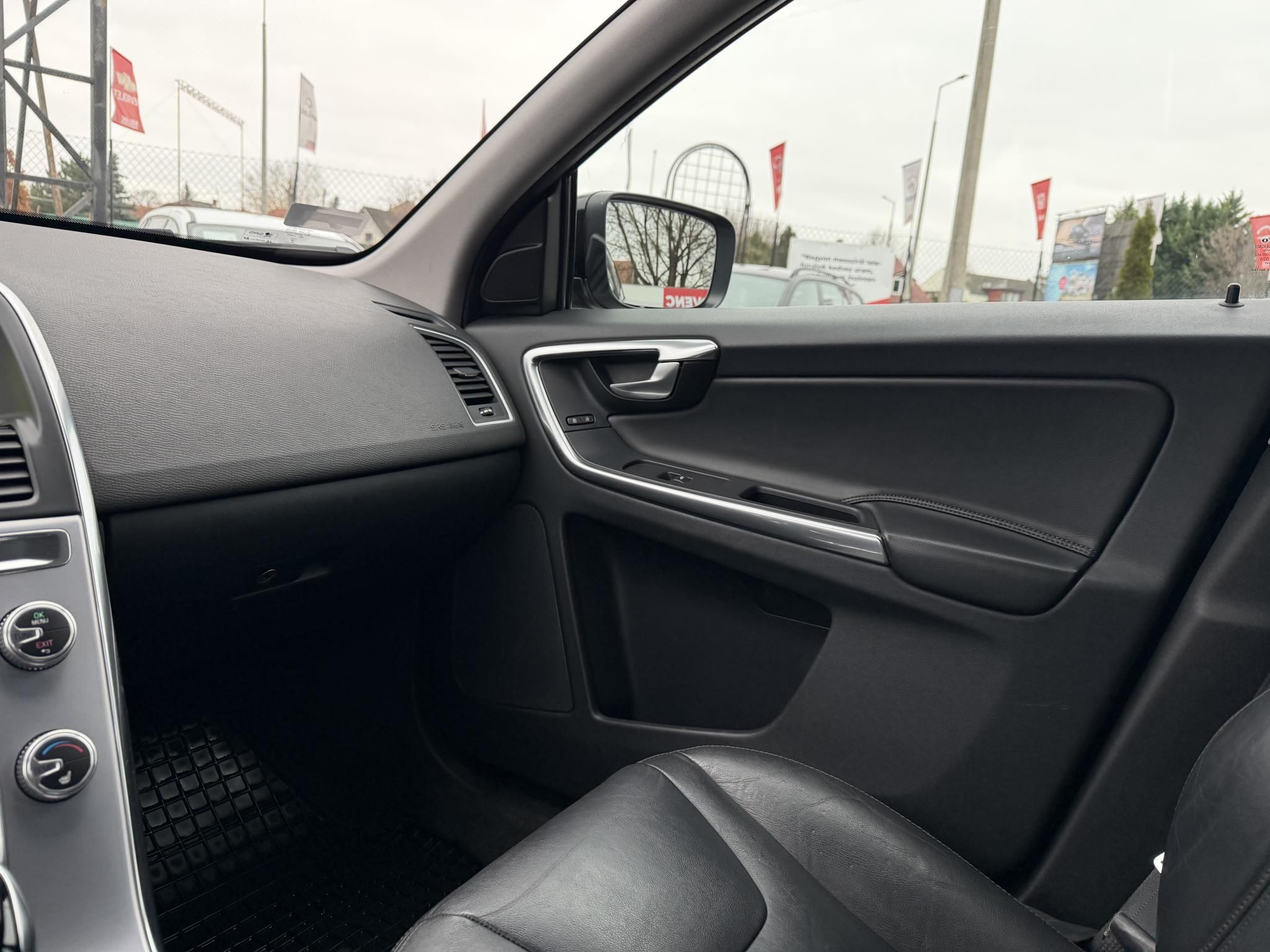 VOLVO XC60 2.0 D [D4] Momentum Geartronic FWD 155e km. Magyarországi Navi Memória Tempomat Ülésfűtés PDC Bluetooth