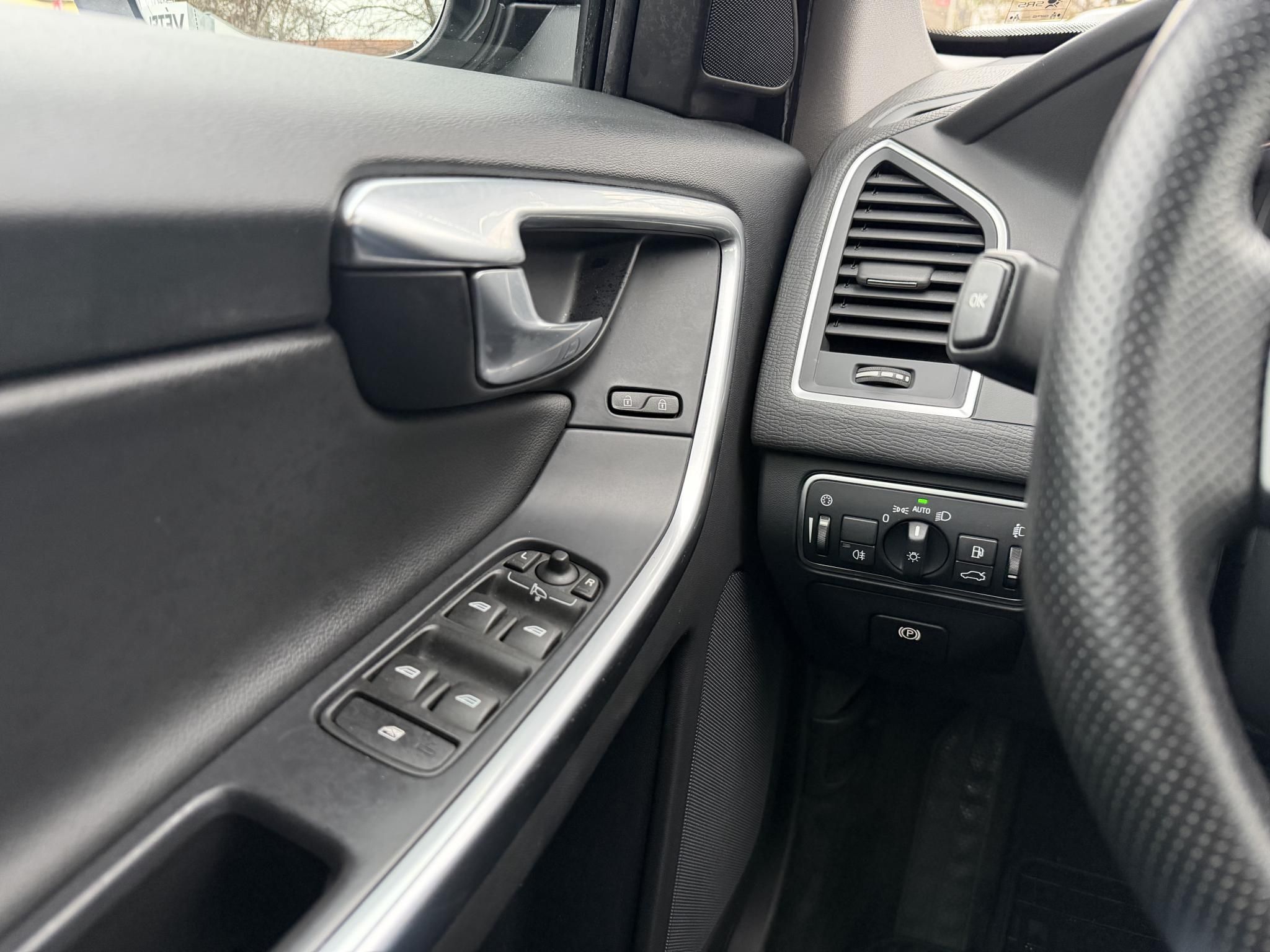 VOLVO XC60 2.0 D [D4] Momentum Geartronic FWD 155e km. Magyarországi Navi Memória Tempomat Ülésfűtés PDC Bluetooth