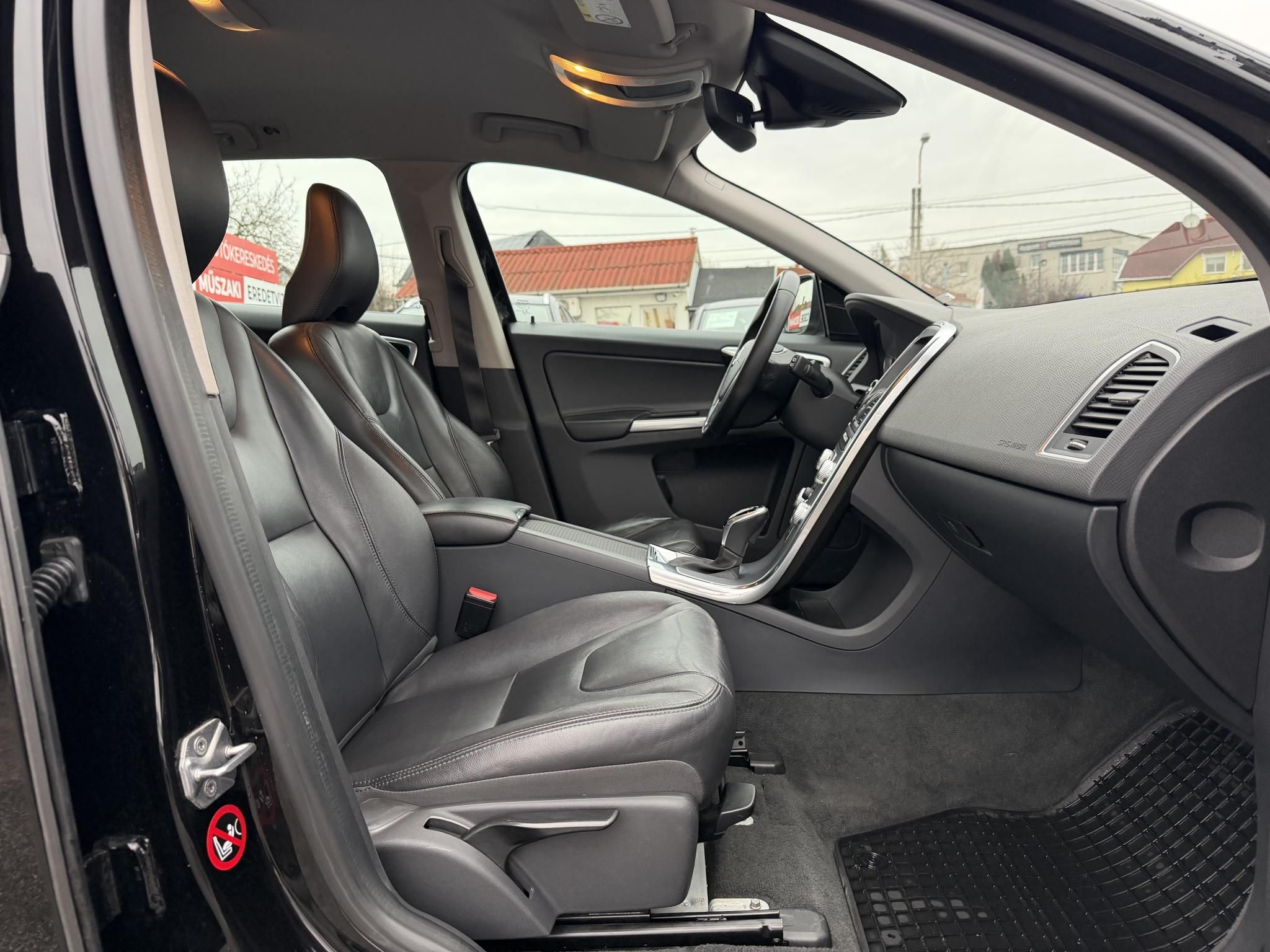 VOLVO XC60 2.0 D [D4] Momentum Geartronic FWD 155e km. Magyarországi Navi Memória Tempomat Ülésfűtés PDC Bluetooth