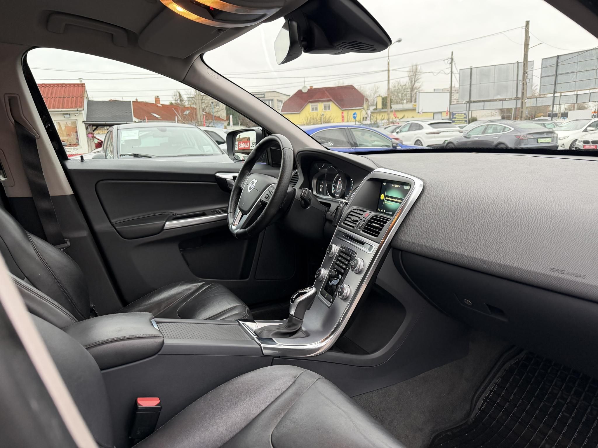 VOLVO XC60 2.0 D [D4] Momentum Geartronic FWD 155e km. Magyarországi Navi Memória Tempomat Ülésfűtés PDC Bluetooth