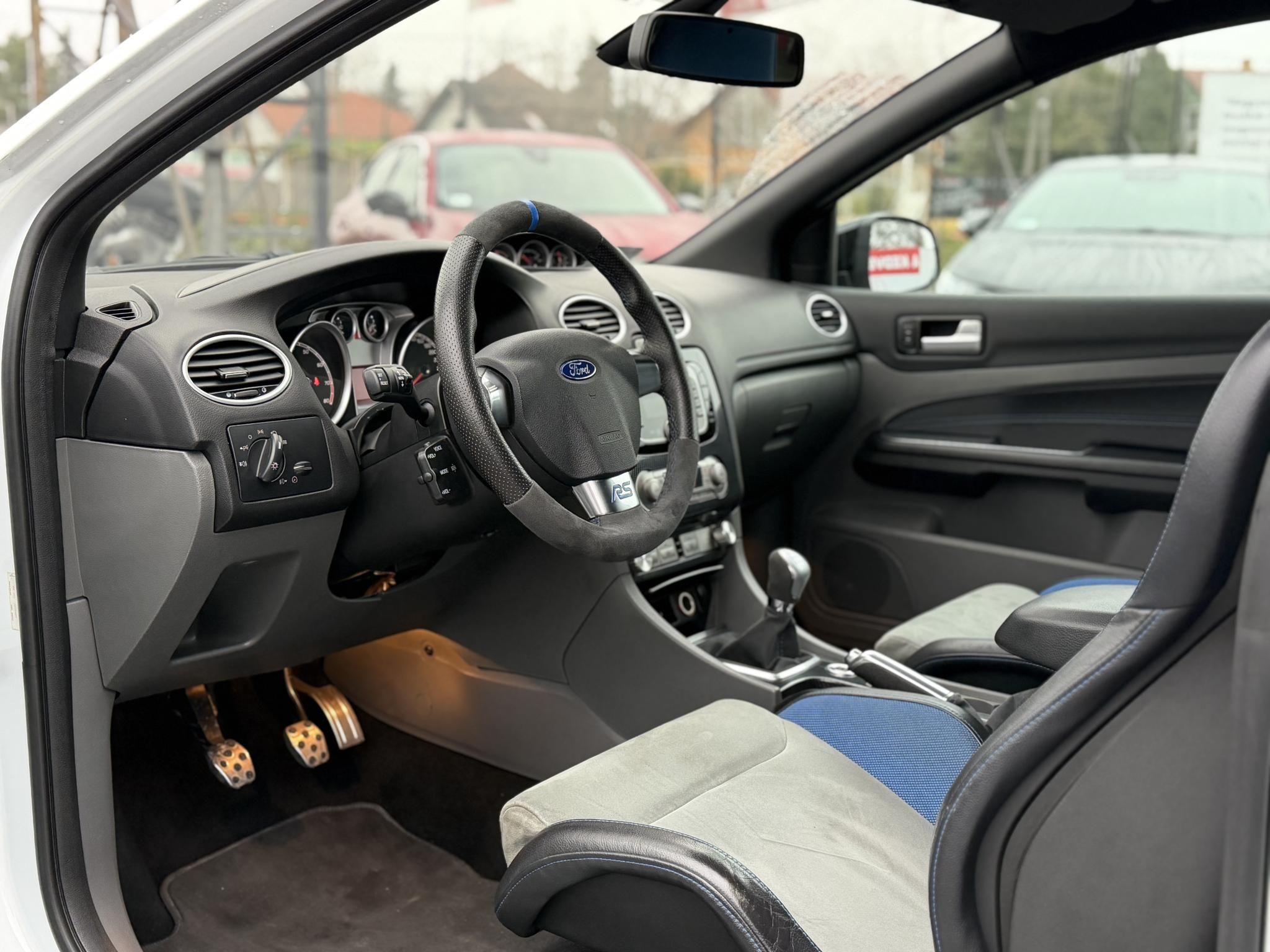 FORD FOCUS RS 2.5 T Értékes kiegészítőkkel