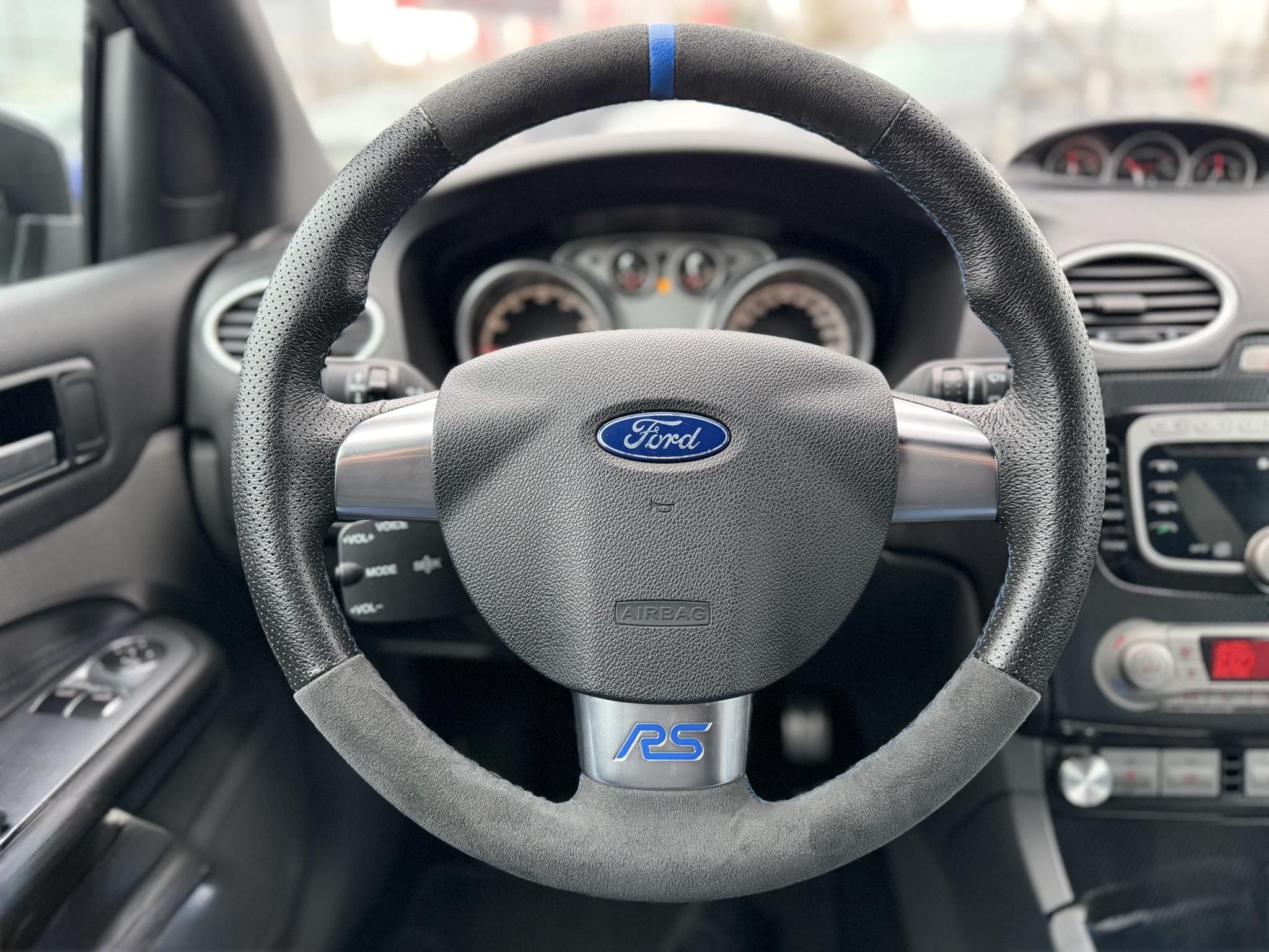 FORD FOCUS RS 2.5 T Értékes kiegészítőkkel