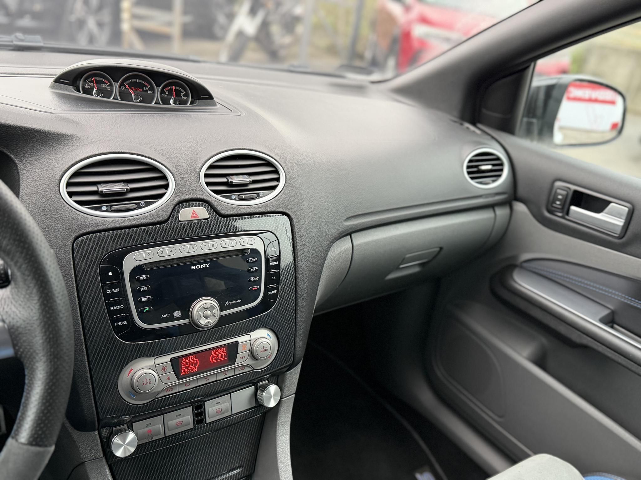 FORD FOCUS RS 2.5 T Értékes kiegészítőkkel