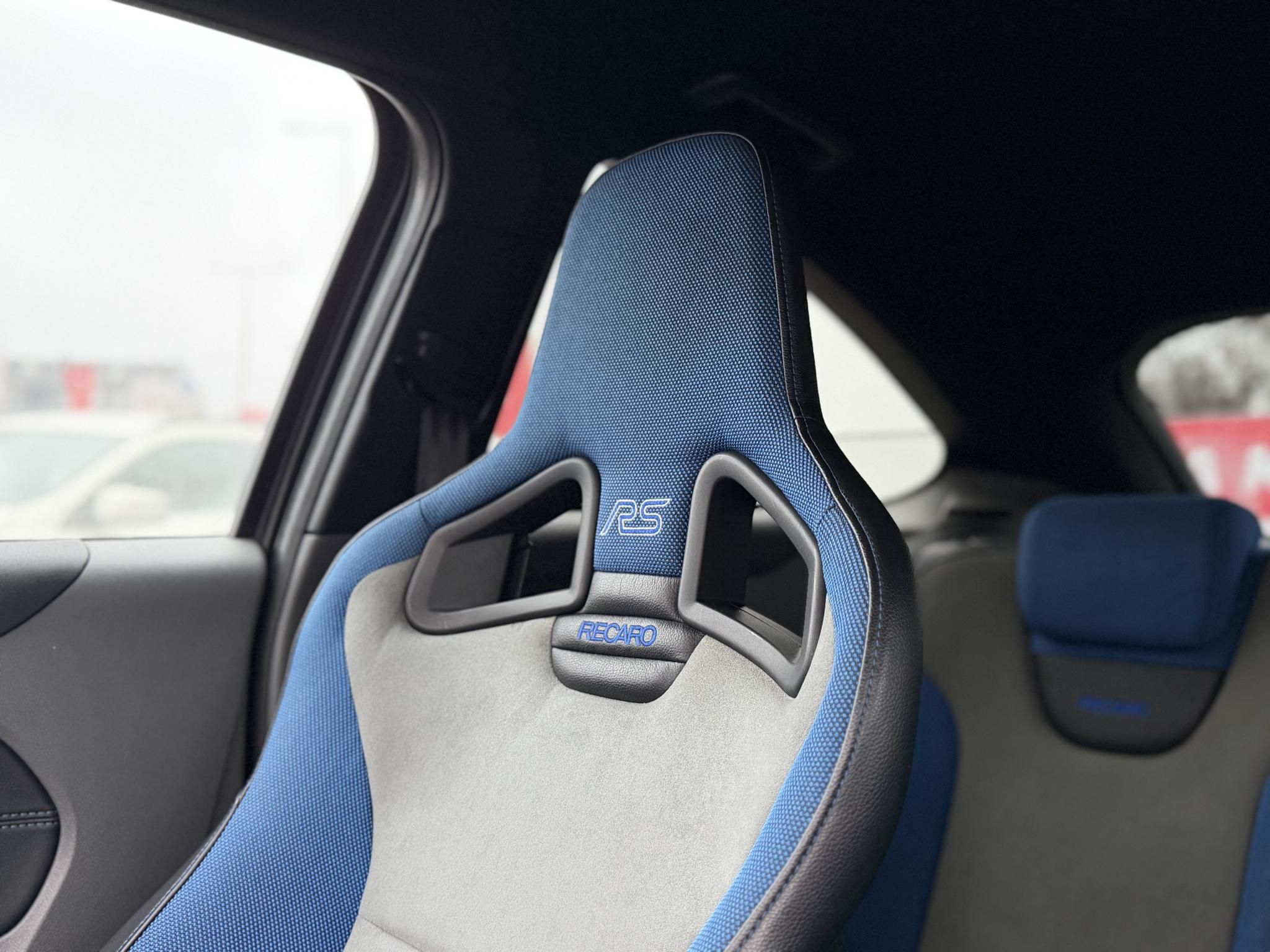 FORD FOCUS RS 2.5 T Értékes kiegészítőkkel