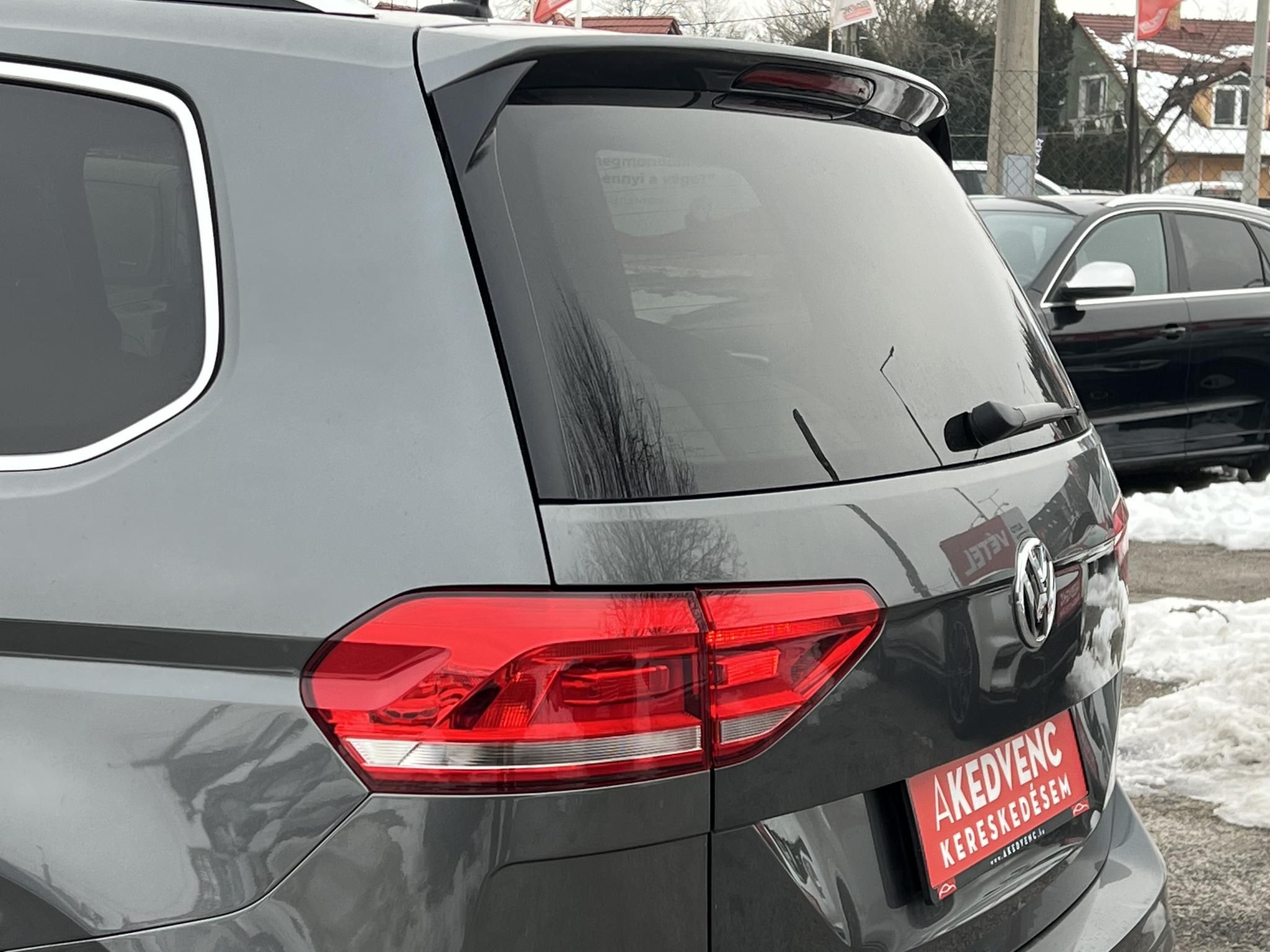 VOLKSWAGEN TOURAN 1.5 TSI ACT IQ.Drive DSG [7 személy] M.o-i. Távtartó Bluetooth Ülésfűtés Kamera Gyönyörű állapotban!