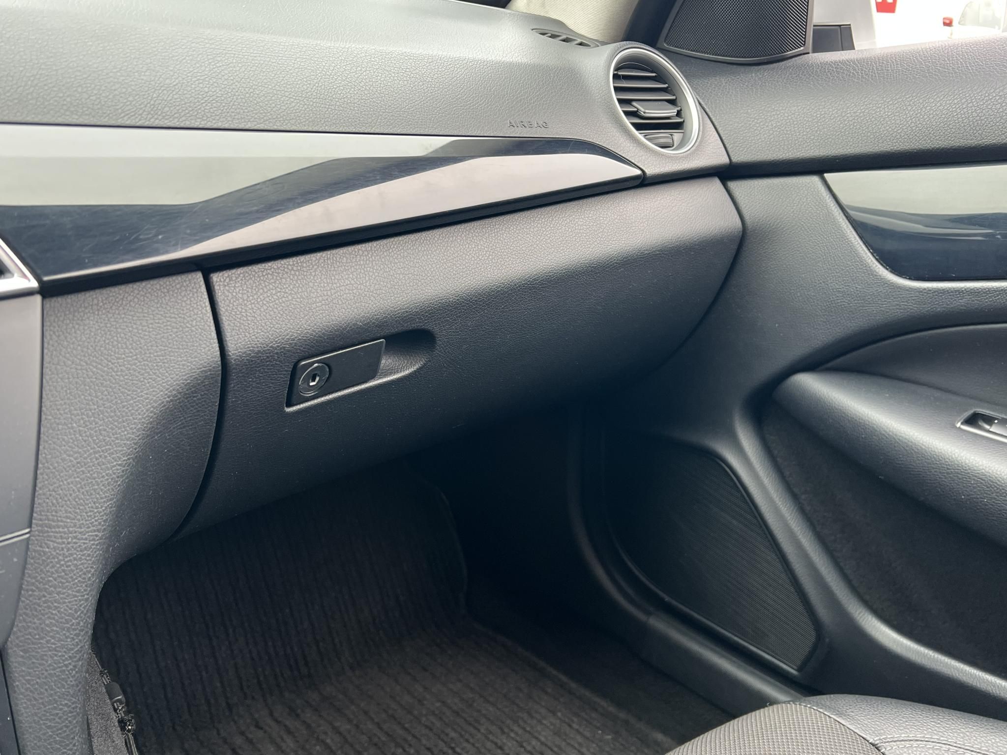 MERCEDES-BENZ C 220 CDI BlueEFFICIENCY (Automata) Live Traffic Xenon Ülésfűtés Bluetooth Rendszeresen szervizelt!