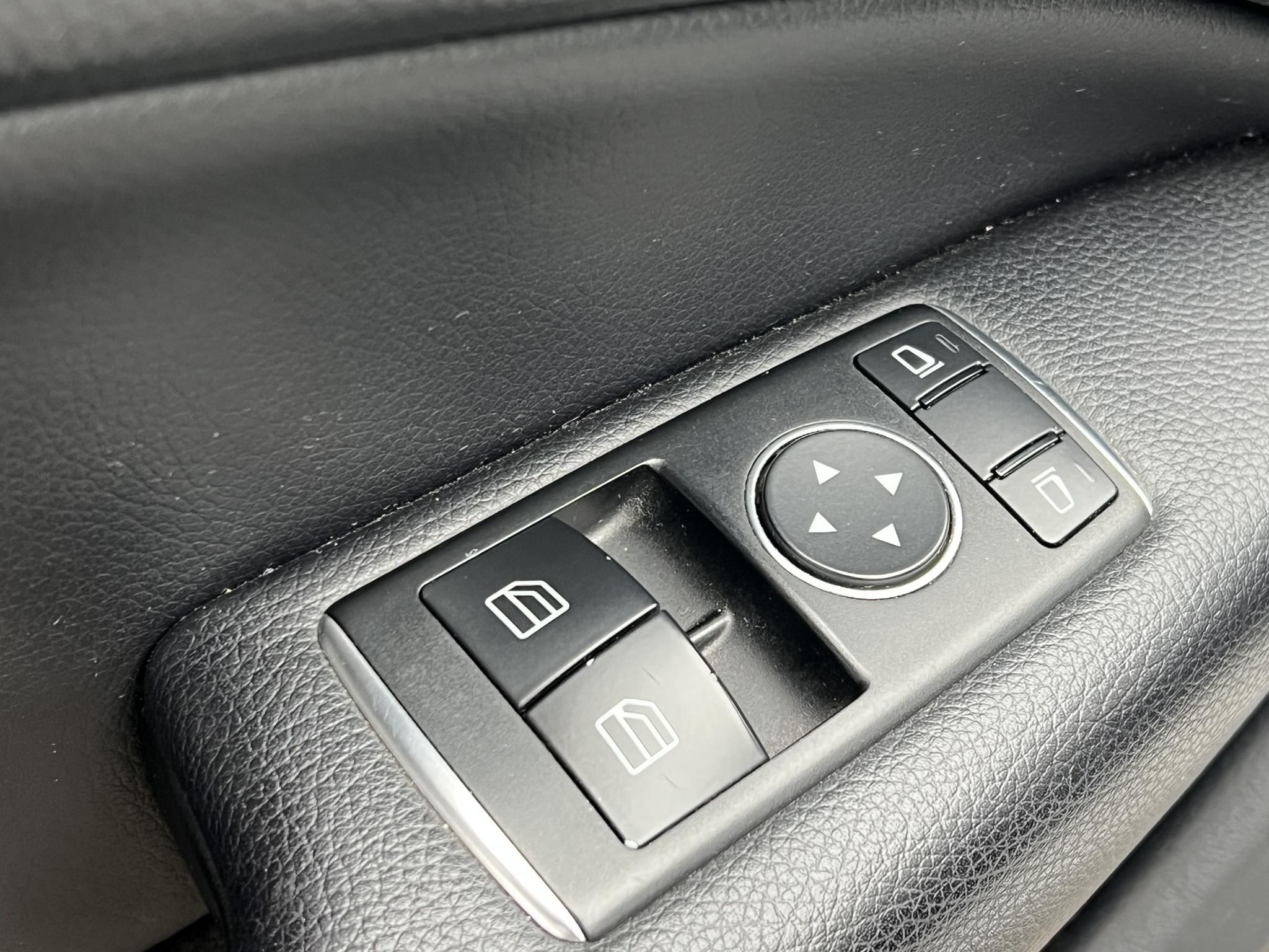 MERCEDES-BENZ C 220 CDI BlueEFFICIENCY (Automata) Live Traffic Xenon Ülésfűtés Bluetooth Rendszeresen szervizelt!