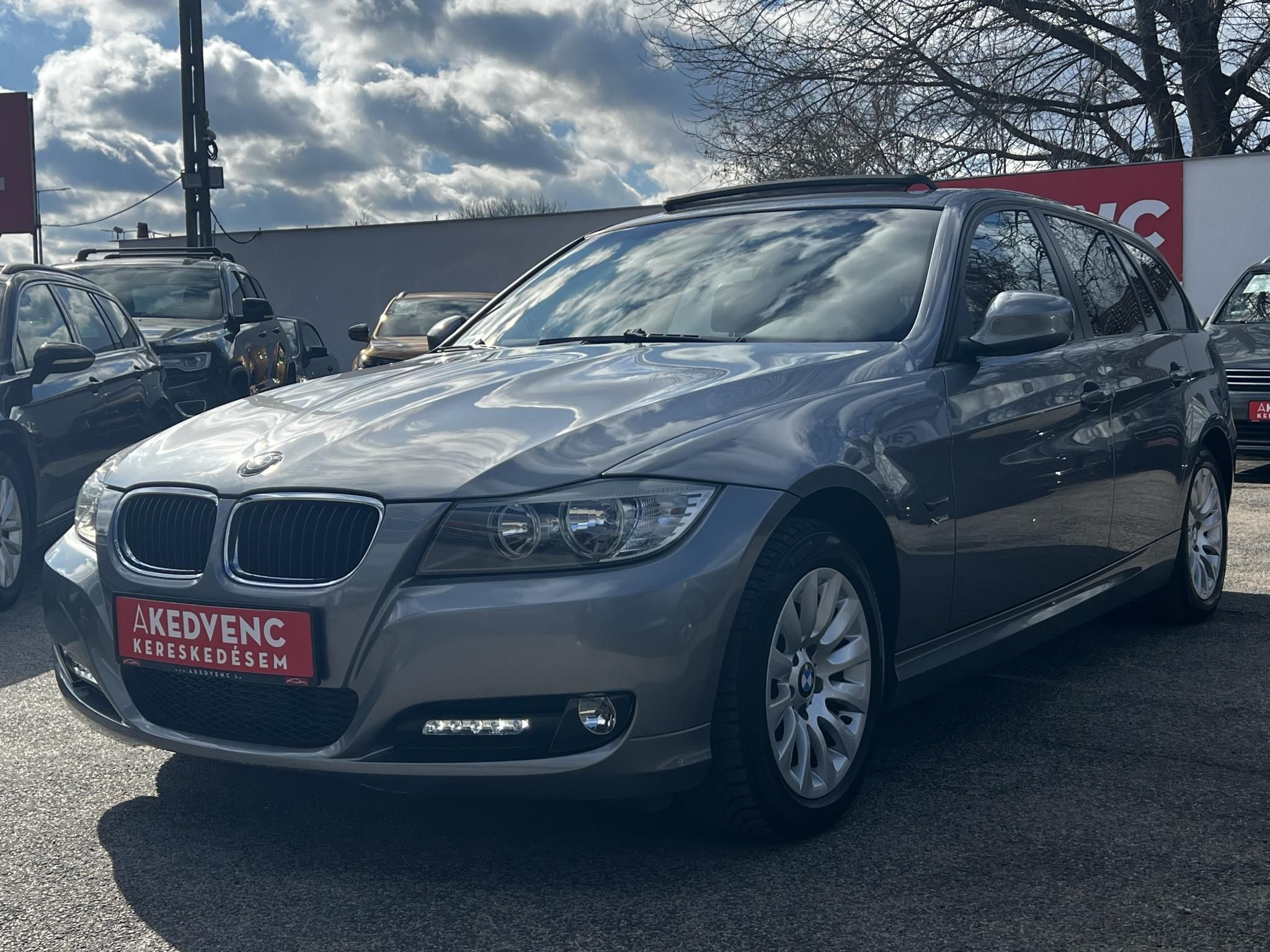 BMW 320d xDrive Touring (Automata) Bordó bőr belső.153e km. M.o.-i. panoráma tető ülésfűtés frissen szervizelt!