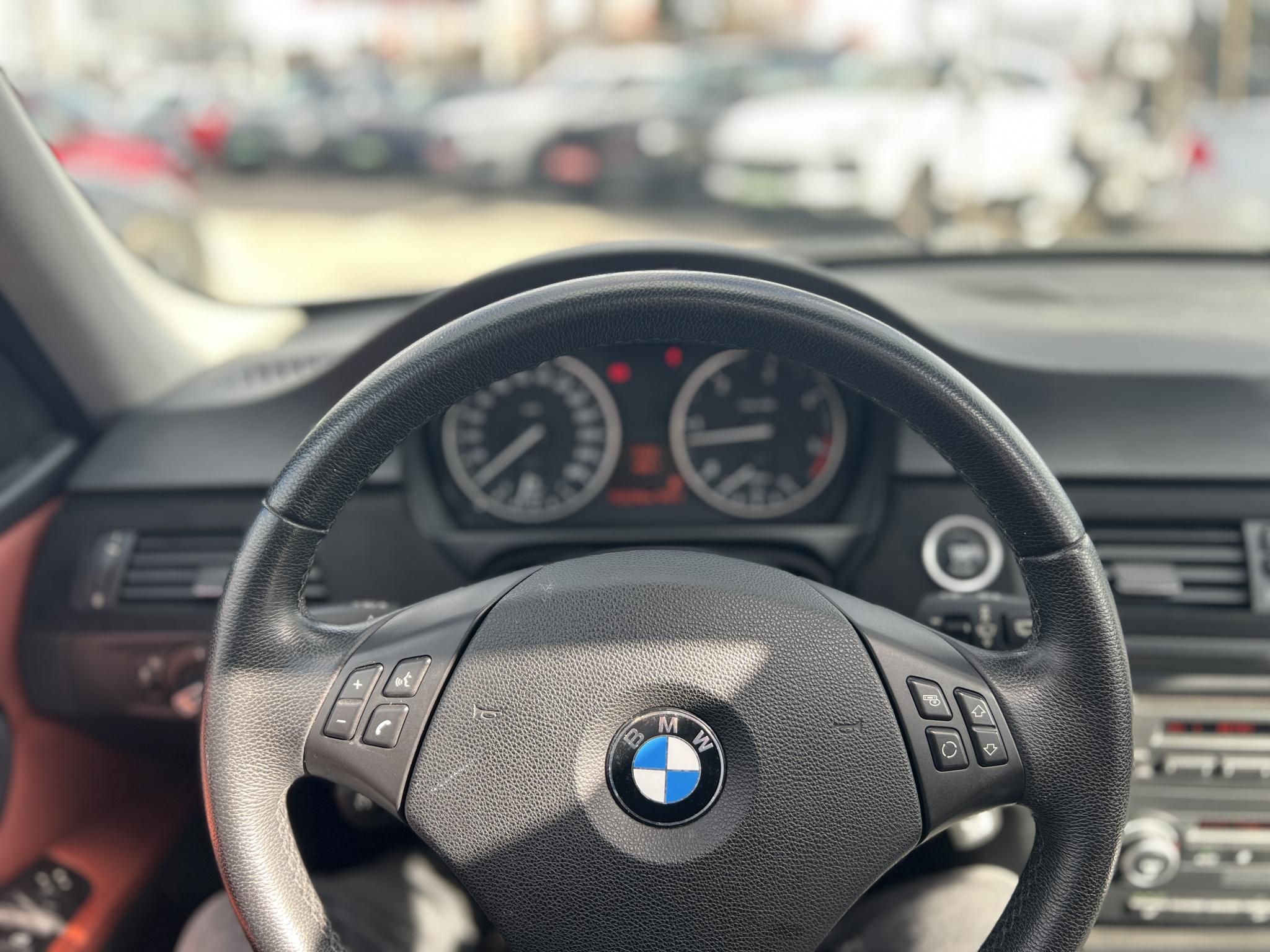 BMW 320d xDrive Touring (Automata) Bordó bőr belső.153e km. M.o.-i. panoráma tető ülésfűtés frissen szervizelt!