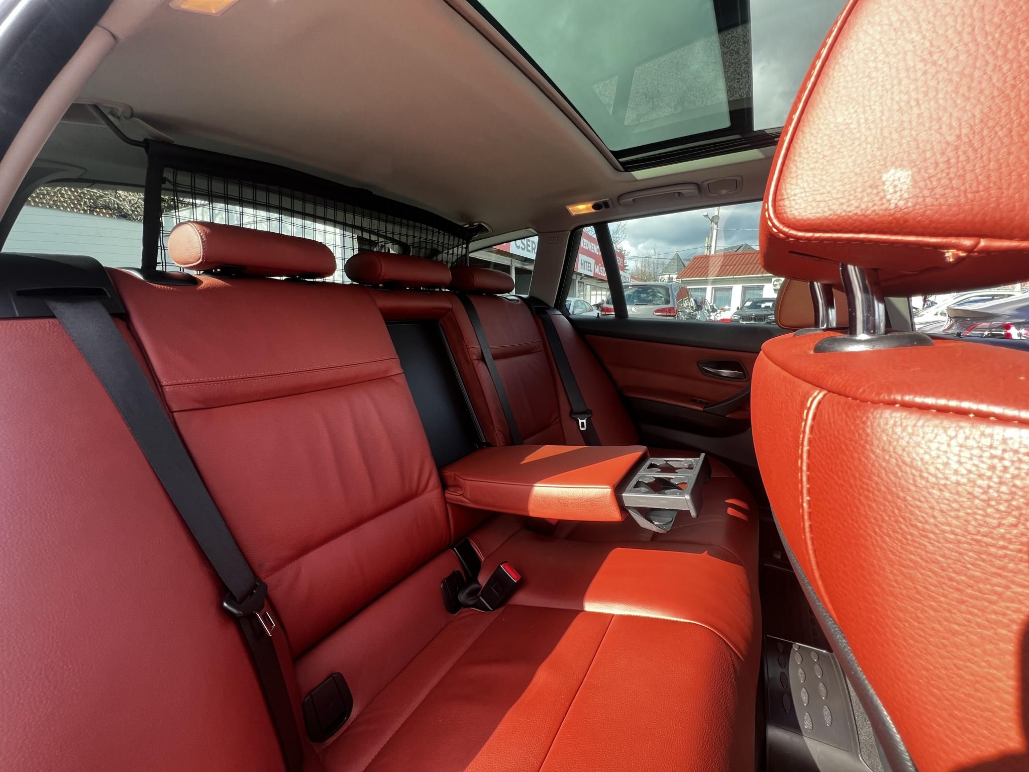 BMW 320d xDrive Touring (Automata) Bordó bőr belső.153e km. M.o.-i. panoráma tető ülésfűtés frissen szervizelt!