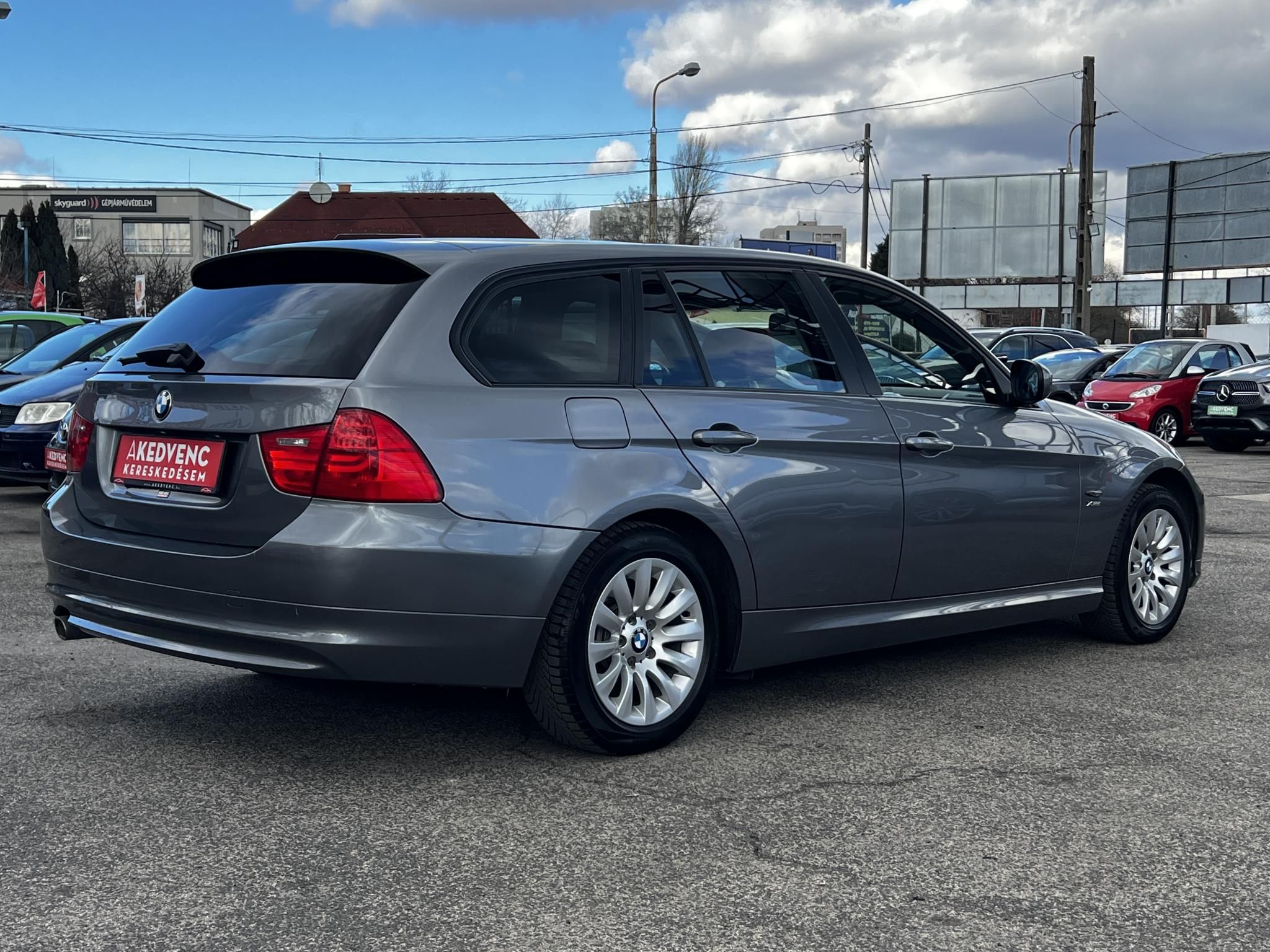 BMW 320d xDrive Touring (Automata) Bordó bőr belső.153e km. M.o.-i. panoráma tető ülésfűtés frissen szervizelt!