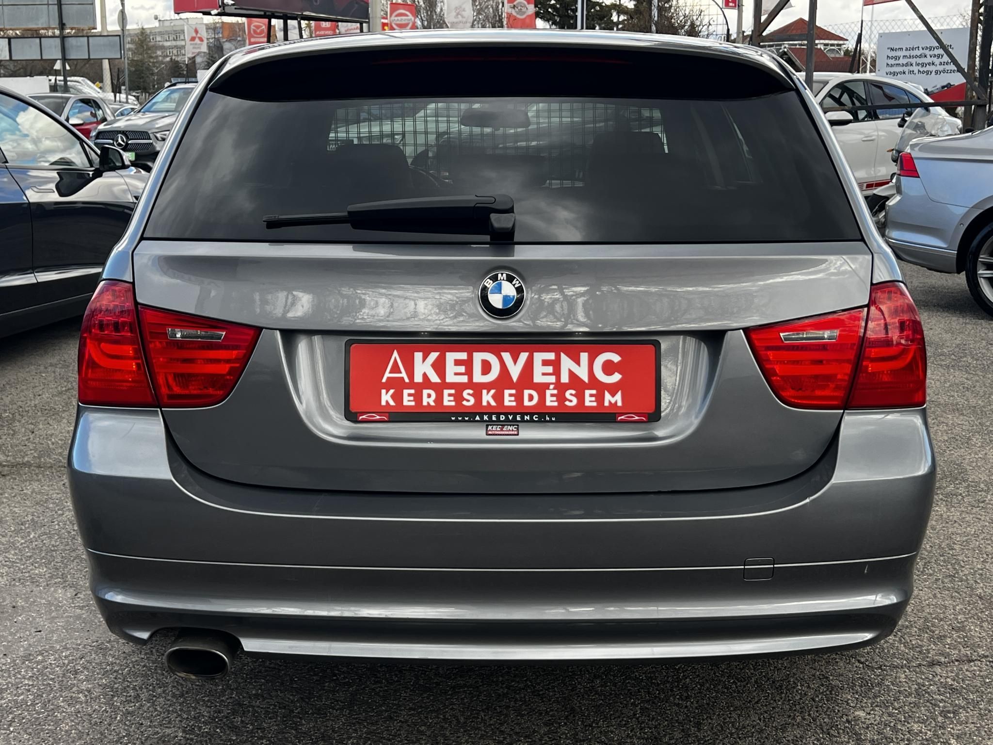 BMW 320d xDrive Touring (Automata) Bordó bőr belső.153e km. M.o.-i. panoráma tető ülésfűtés frissen szervizelt!