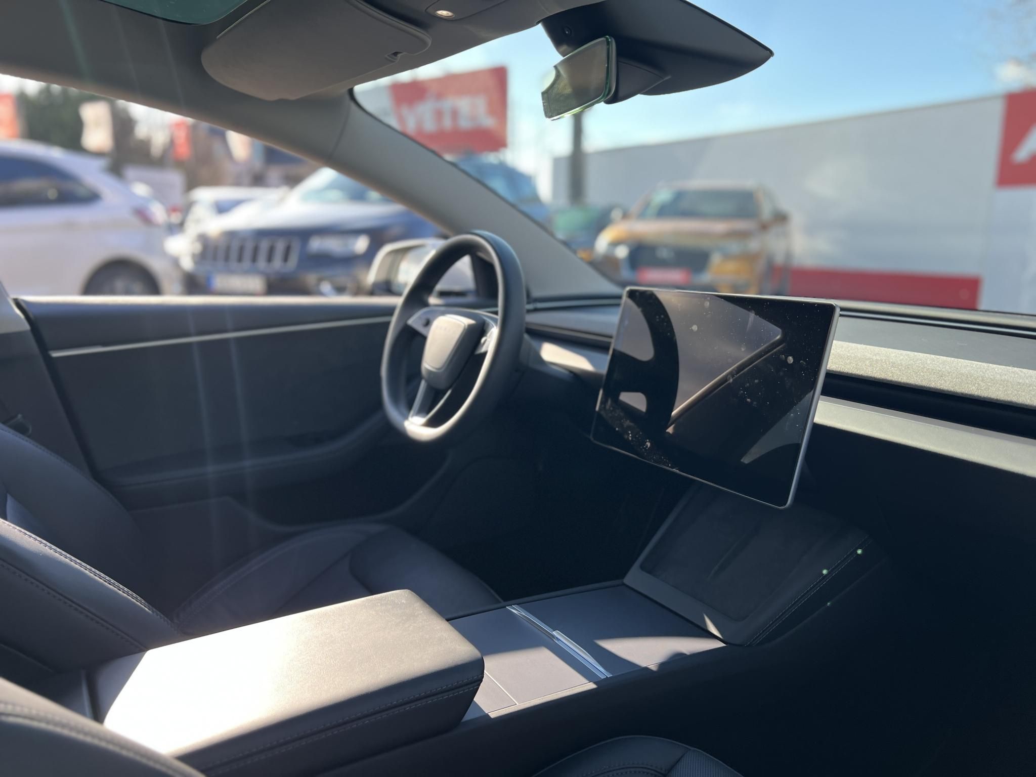 TESLA MODEL 3 Long Range AWD (Automata) HIGHLAND. TÉLI-NYÁRI SZETT GYÁRI ALUFELNIVEL