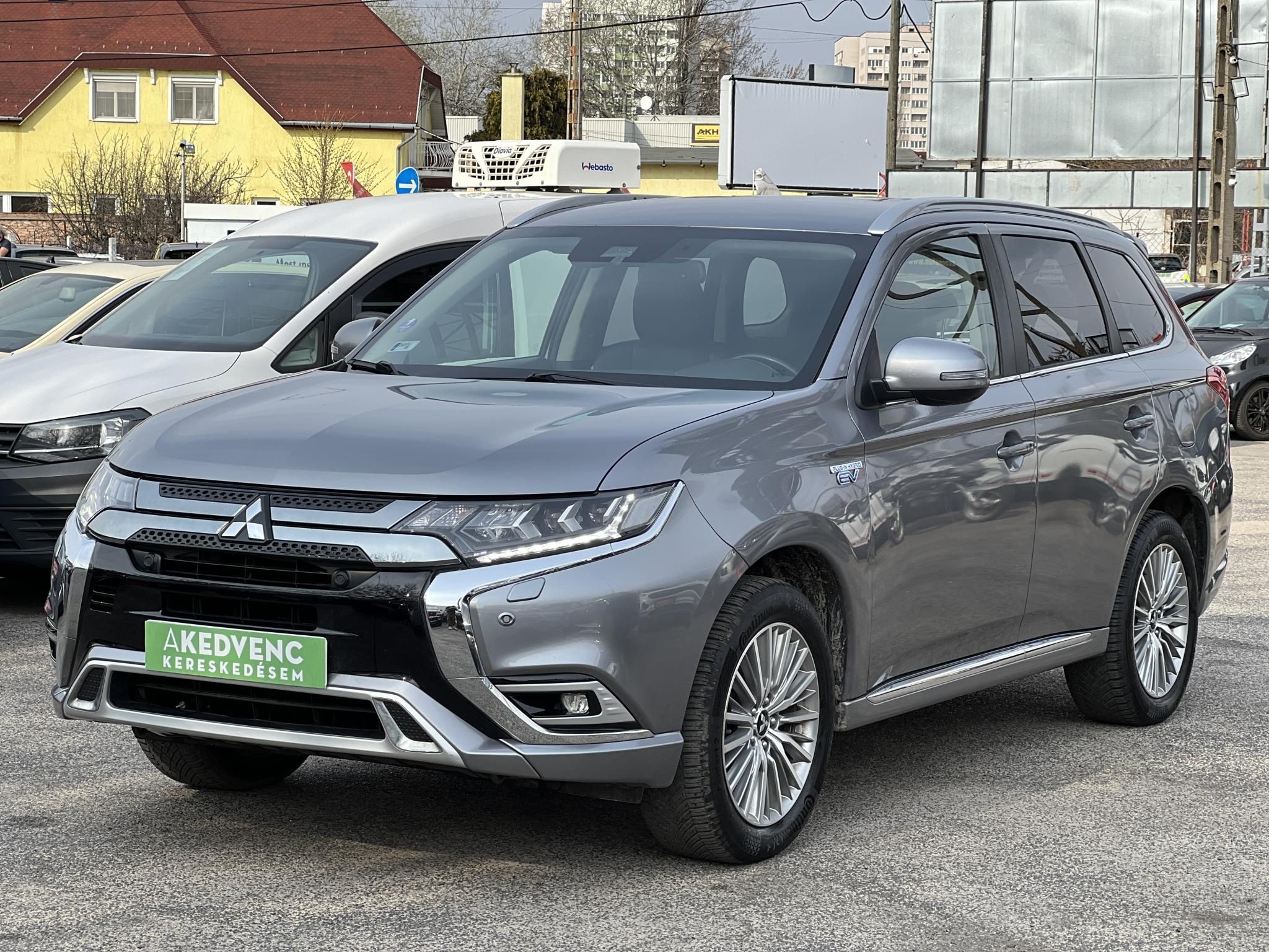MITSUBISHI OUTLANDER 2.4 PHEV Instyle Premium 4WD CVT Magasan felszerelt. akár 40km elektromos hatótáv!