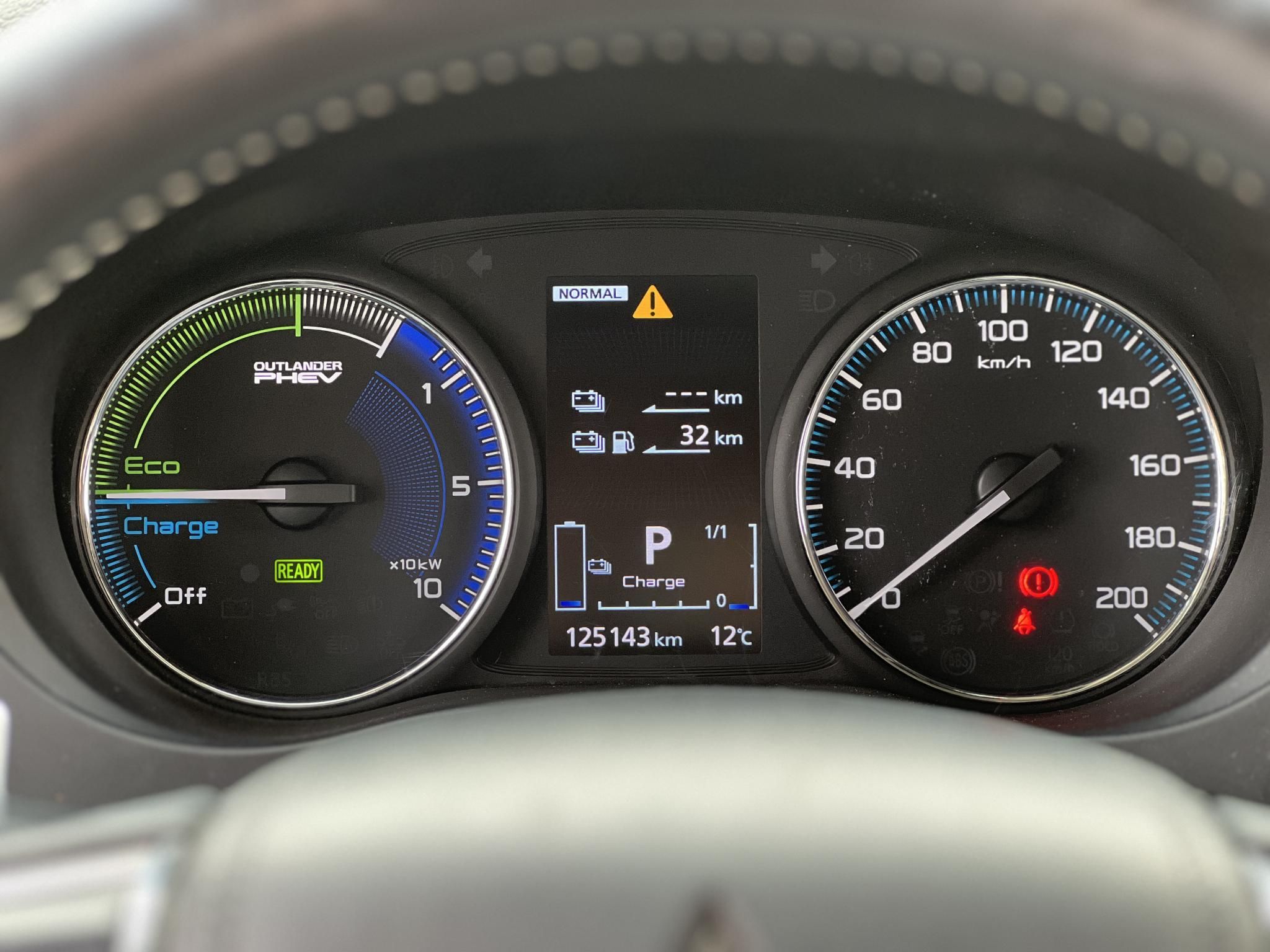 MITSUBISHI OUTLANDER 2.4 PHEV Instyle Premium 4WD CVT Magasan felszerelt. akár 40km elektromos hatótáv!