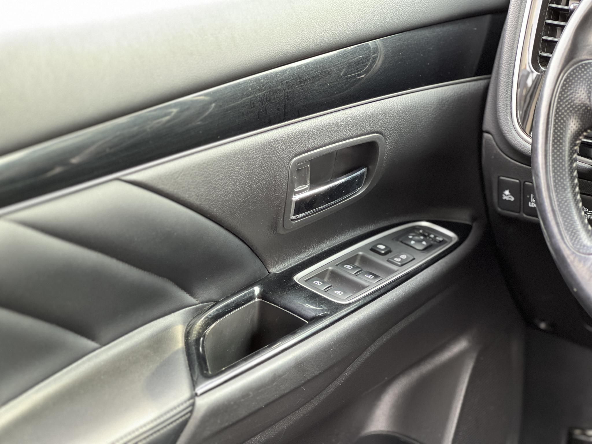 MITSUBISHI OUTLANDER 2.4 PHEV Instyle Premium 4WD CVT Magasan felszerelt. akár 40km elektromos hatótáv!